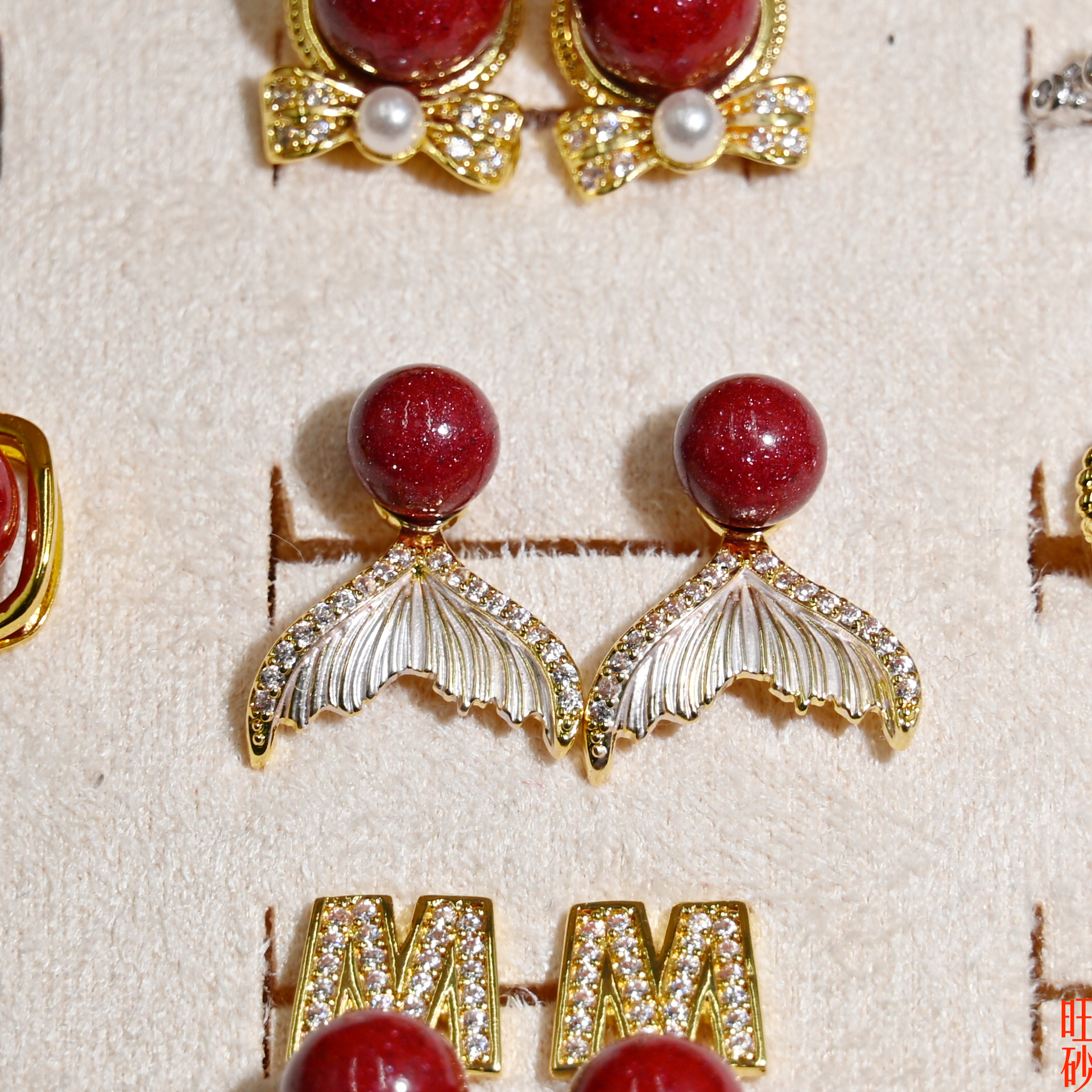 Cinnabar fish tail stud earrings for women, light luxury and high-end red earrings, zodiac year pearl stud earrings, fashionable and individual earrings and accessories, earrings and earrings details Picture