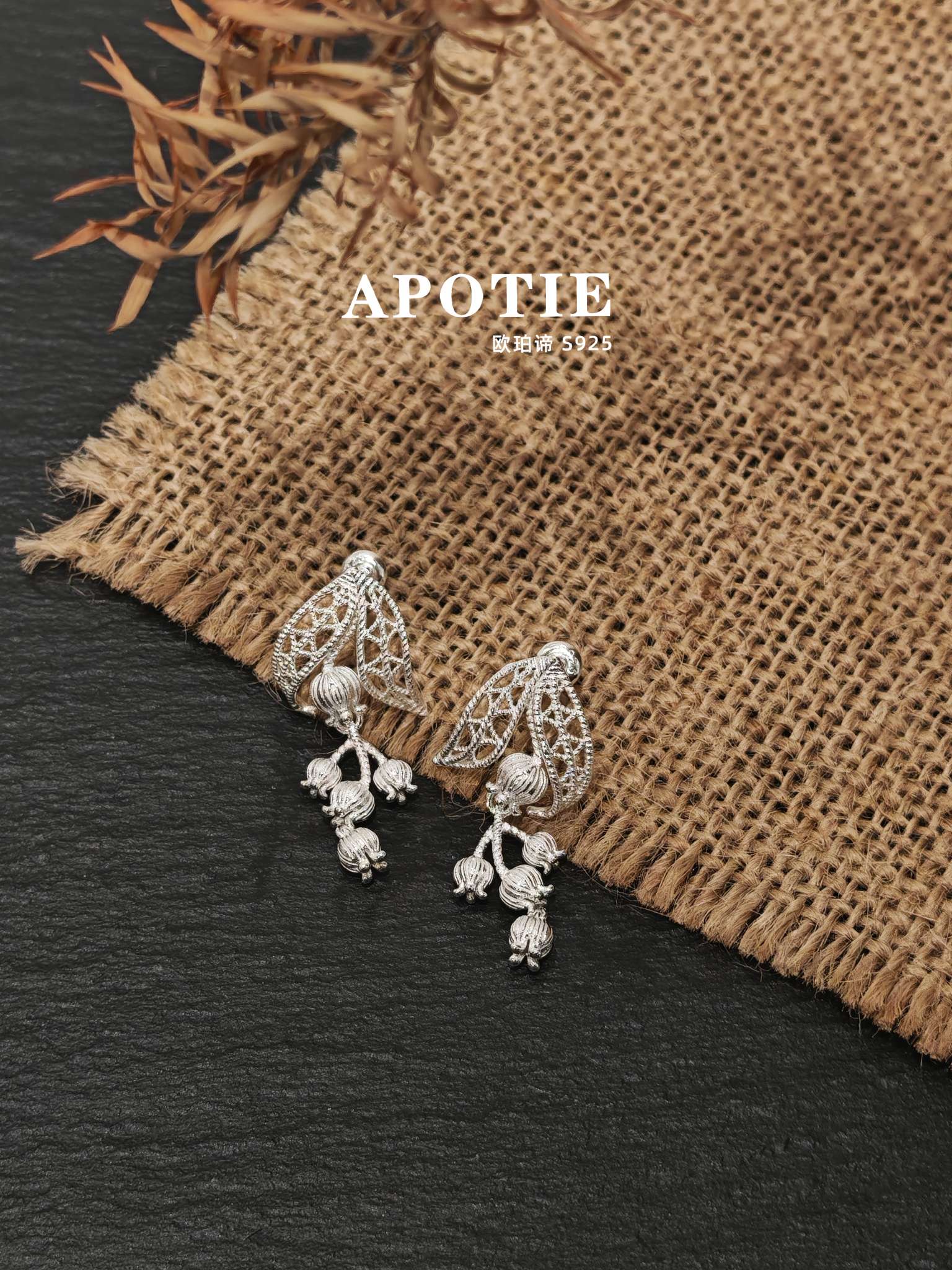 كانت الاقراط الفضية شائعة بين صغار الموضة في الربيع والصيف detail image 3
