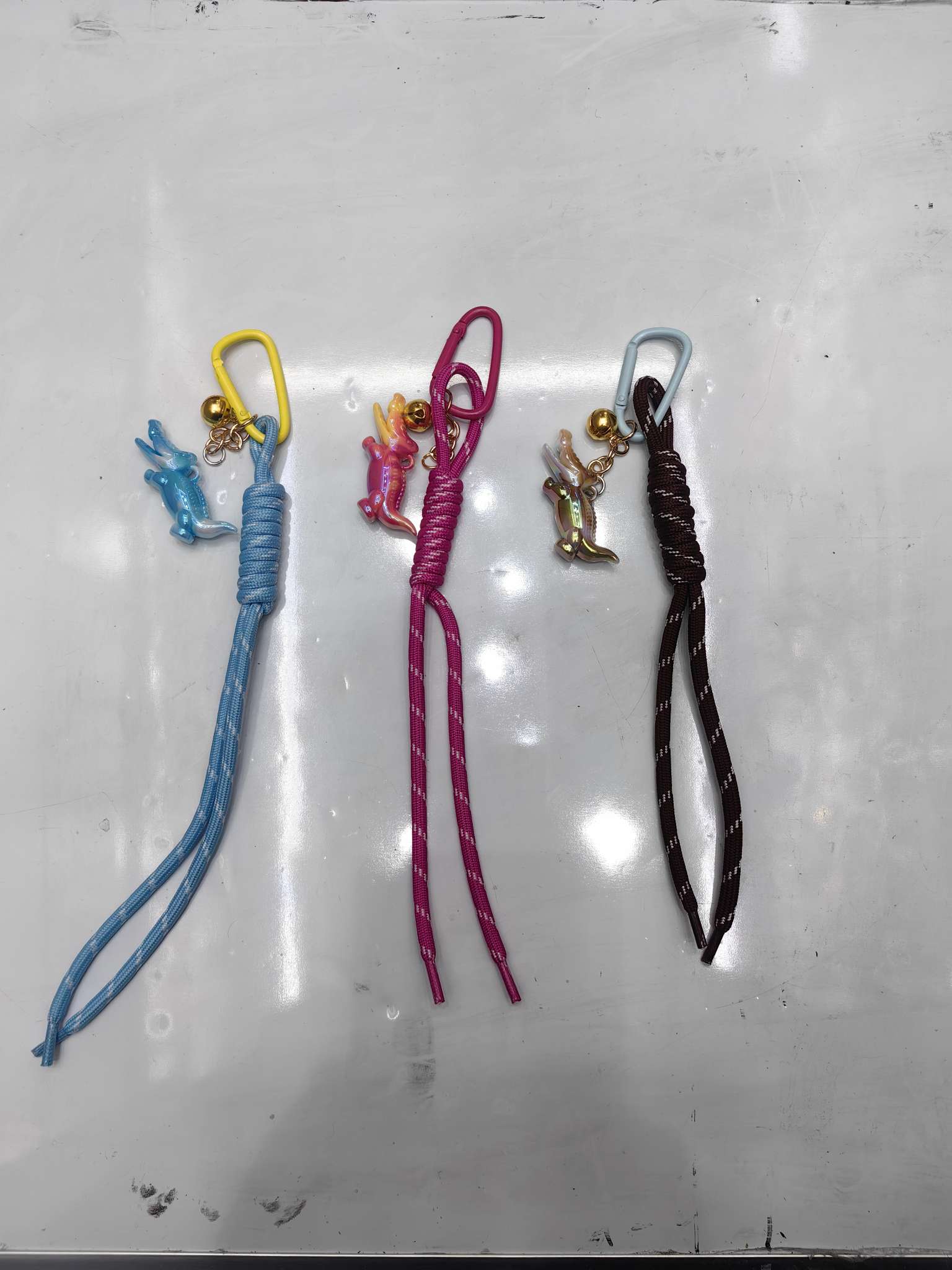 各种流行钥匙扣，手链，项链，欢迎客户来各种手工样订做