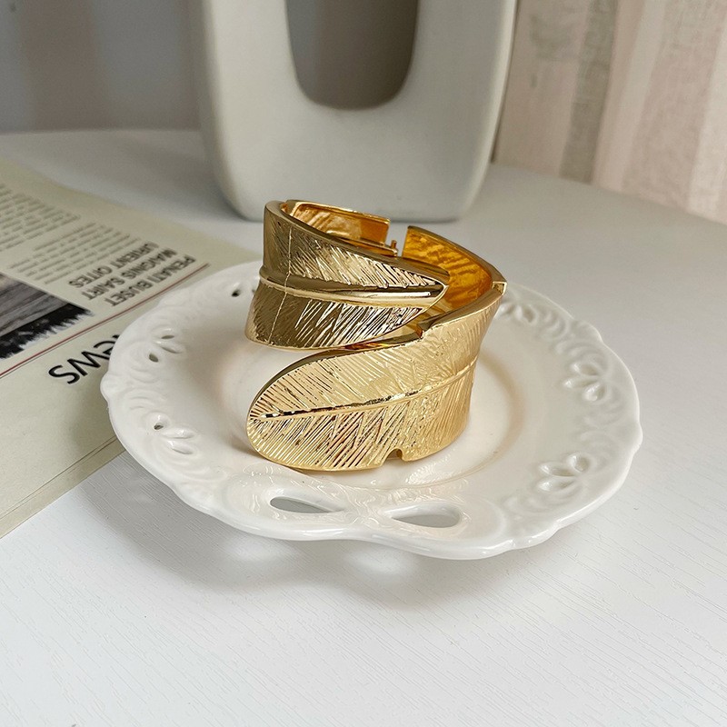 This is a popular, simple and fashionable women's bracelet exclusively for export to Europe and America. It is trendy, versatile and exquisite Item Picture