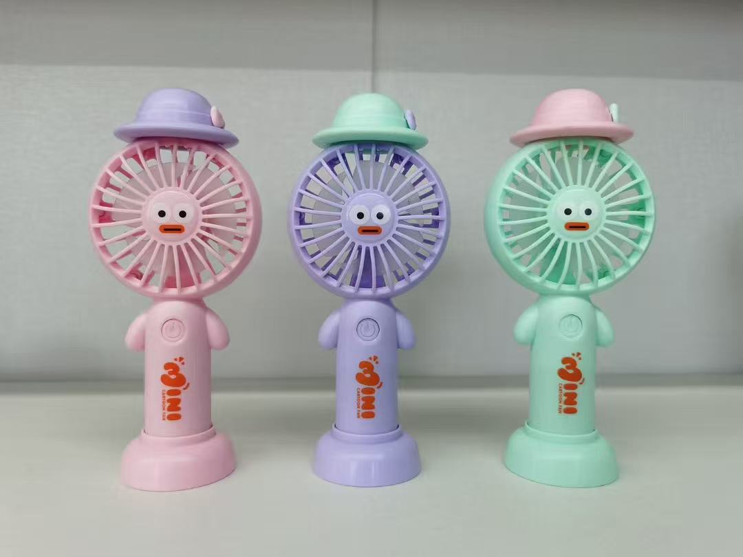 2026新款创意卡通公仔玩偶手持迷你电风扇三档大风力小型风扇批发