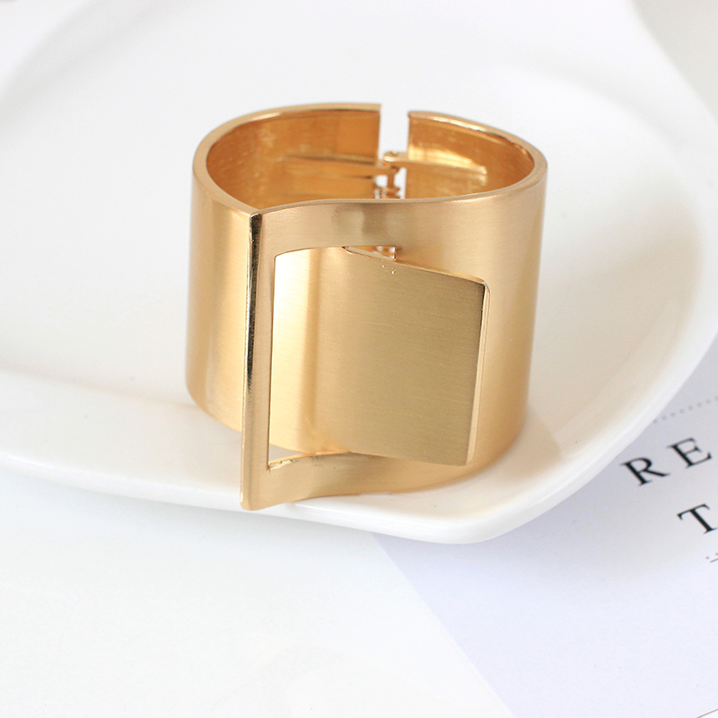 European and American exclusive best-selling, simple and fashionable open-top women's jewelry, trendy, exaggerated brushed, versatile and exquisite bracelet Application Scenario