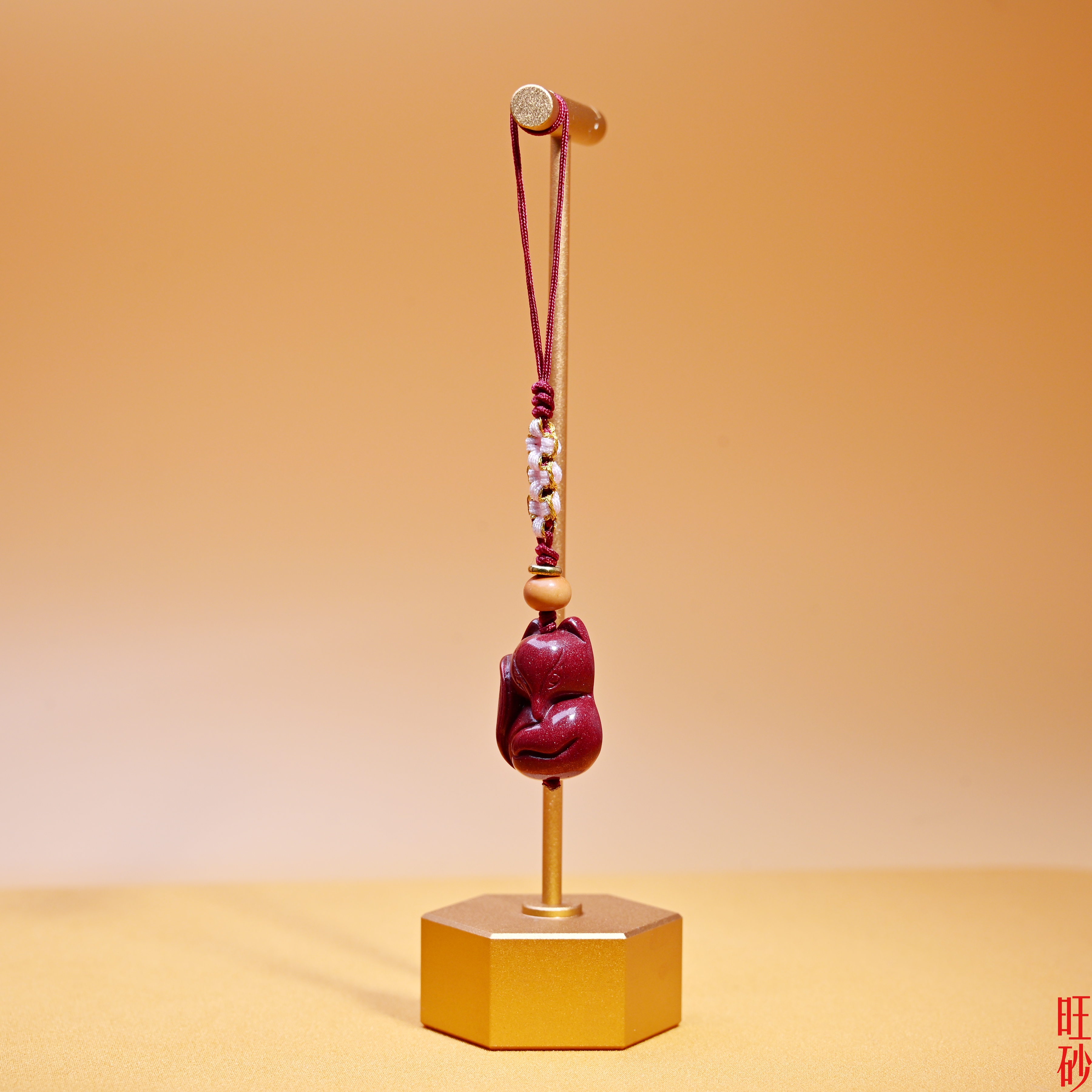Purple gold sand fox mobile phone chain, zodiac year mascot mobile phone pendant, exquisitely carved cinnabar pendant details Picture