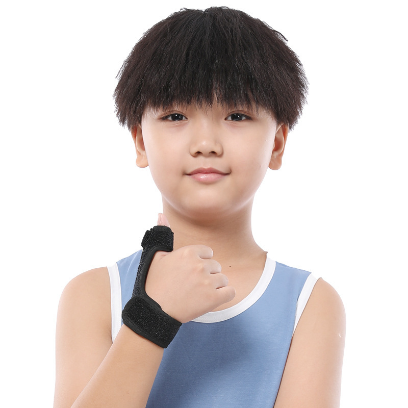 The child's thumb is fixed with a steel bar support hand guard and a finger sprain bandage details Picture