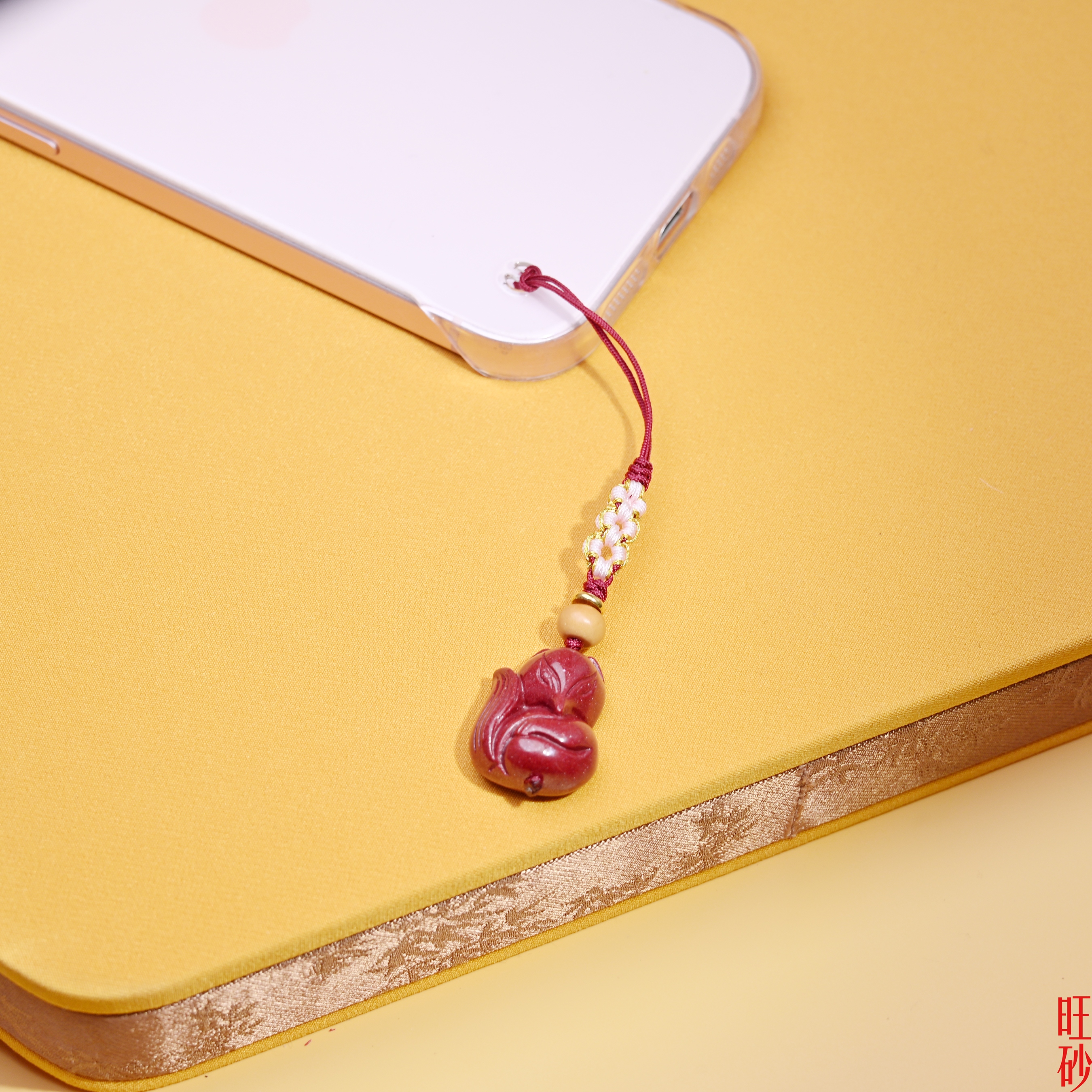 Purple gold sand fox mobile phone chain, zodiac year mascot mobile phone pendant, exquisitely carved cinnabar pendant Application Scenario