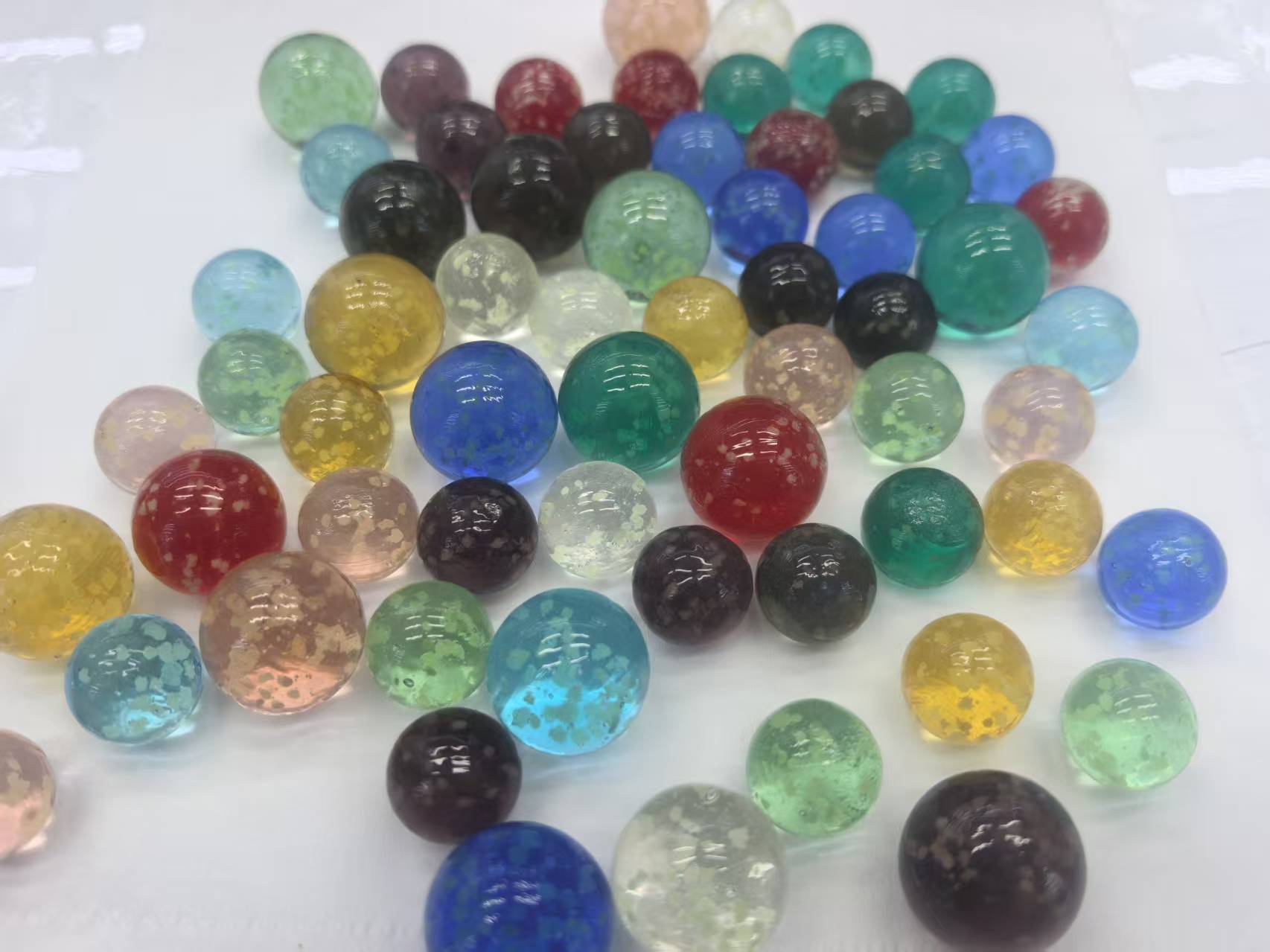 25 PCS发光在黑暗的大理石，散装发光彩色玻璃大理石儿童大理石跑游戏 发光玻璃球 夜光玻璃球