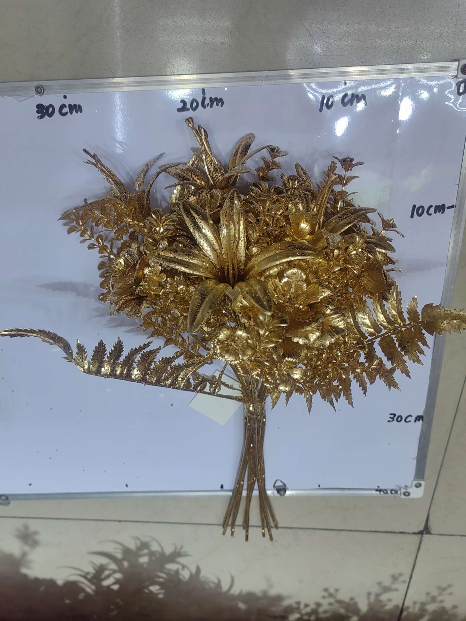Рука держит букет из лилий роз detail image 4