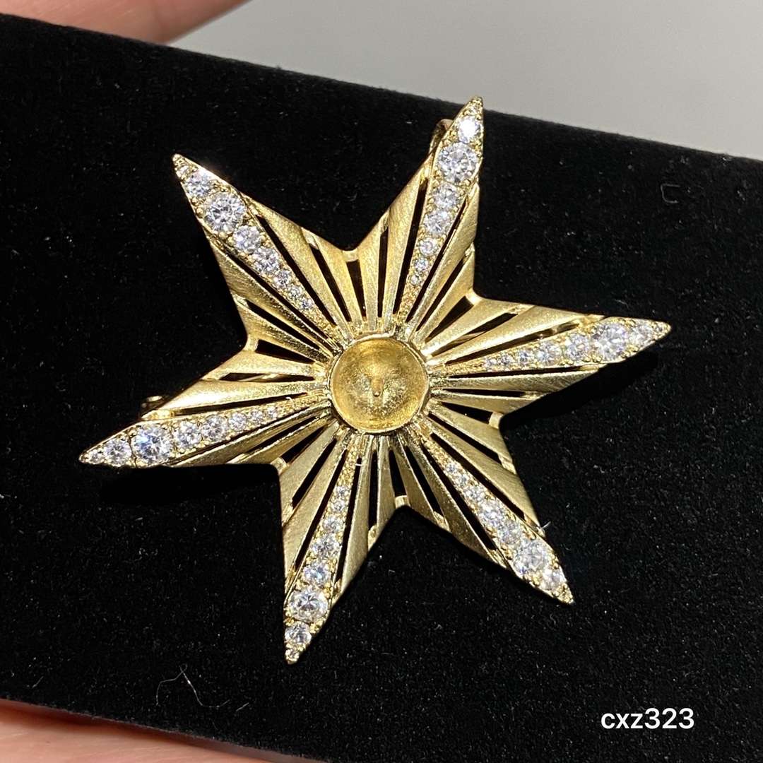 八角星芒与珍珠的碰撞✨
把细碎星光别在衣襟，戴在耳畔
复古鎏金纹理里藏着温柔光泽
是日常里的精致仪式感
也是不费力的优雅