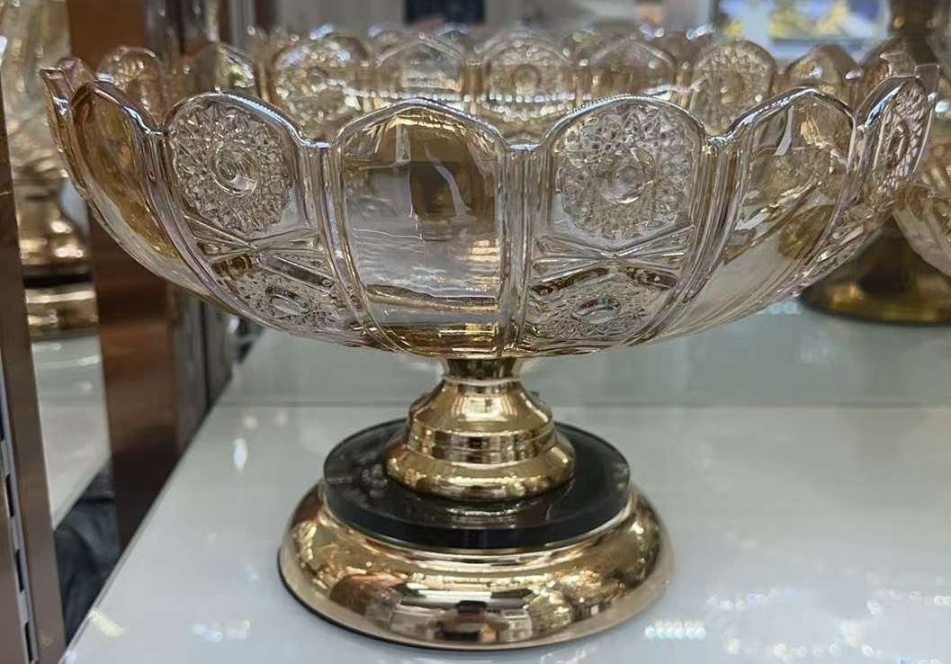 玻璃工艺品带底座的果盘，玻璃果盘是一种兼具实用功能与装饰美感的家居用品，广泛用于盛放水果、零食或点心等详情图10