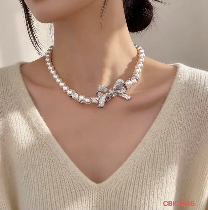 众兴饰品配件18k铜镀真金项链配件，韩系蝴蝶款珍珠与碎钻交织的温柔，蝴蝶结是藏在细节里的浪漫✨
珍珠链条女款拼接气质项链