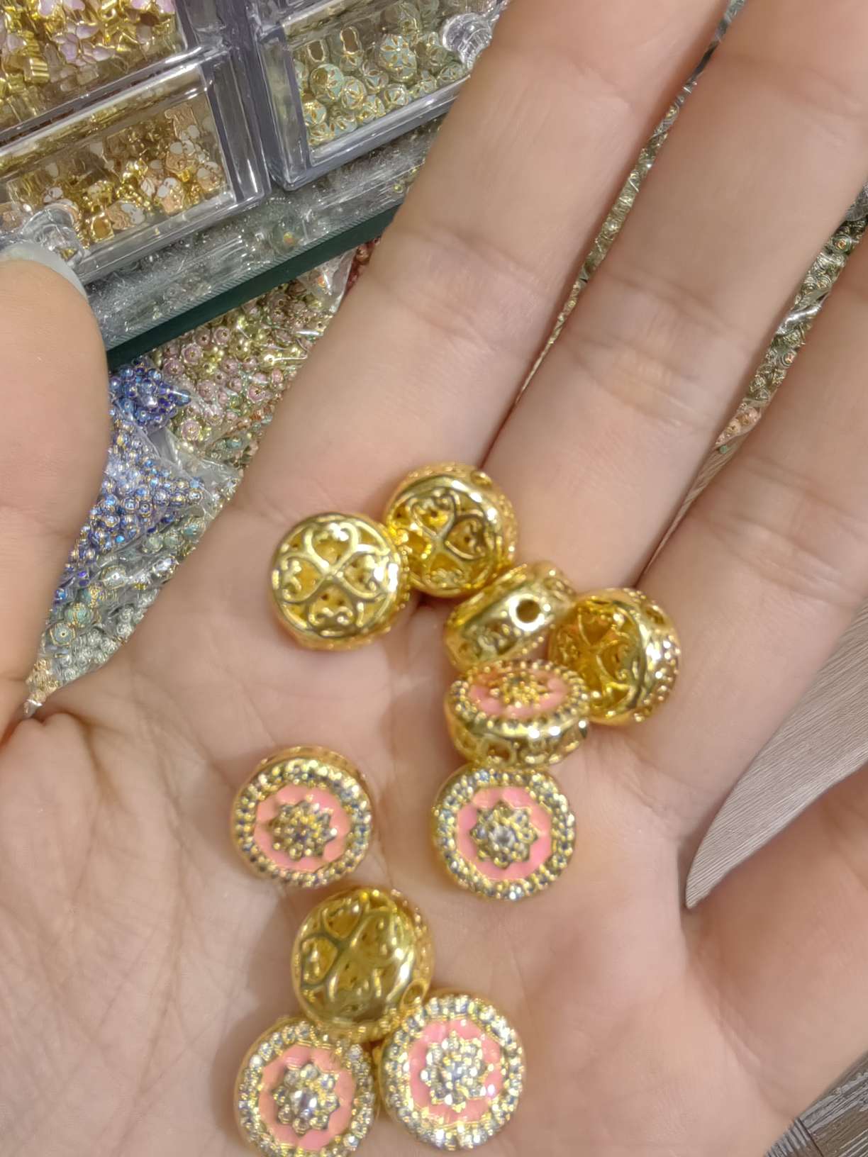 Song Jin DIY jewelry accessories, handcrafted materials, jewelry sets, exquisite decorative items Application Scenario