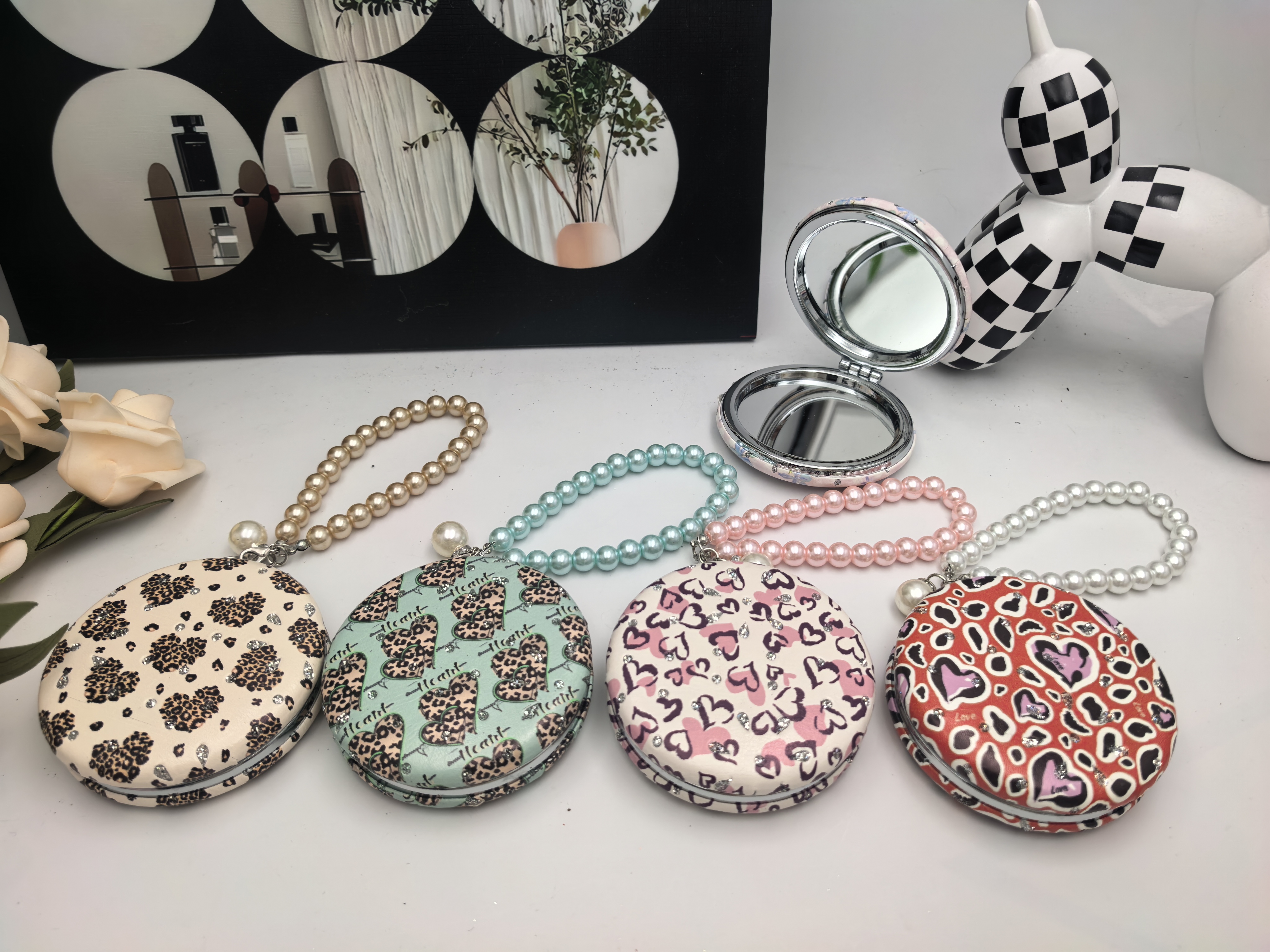 新款大热时尚日韩流行珍珠链镜美妆镜化妆镜便携式小镜子带钻镜学生镜美容镜美发镜珍珠带钻镜镜子镜子镜子镜子