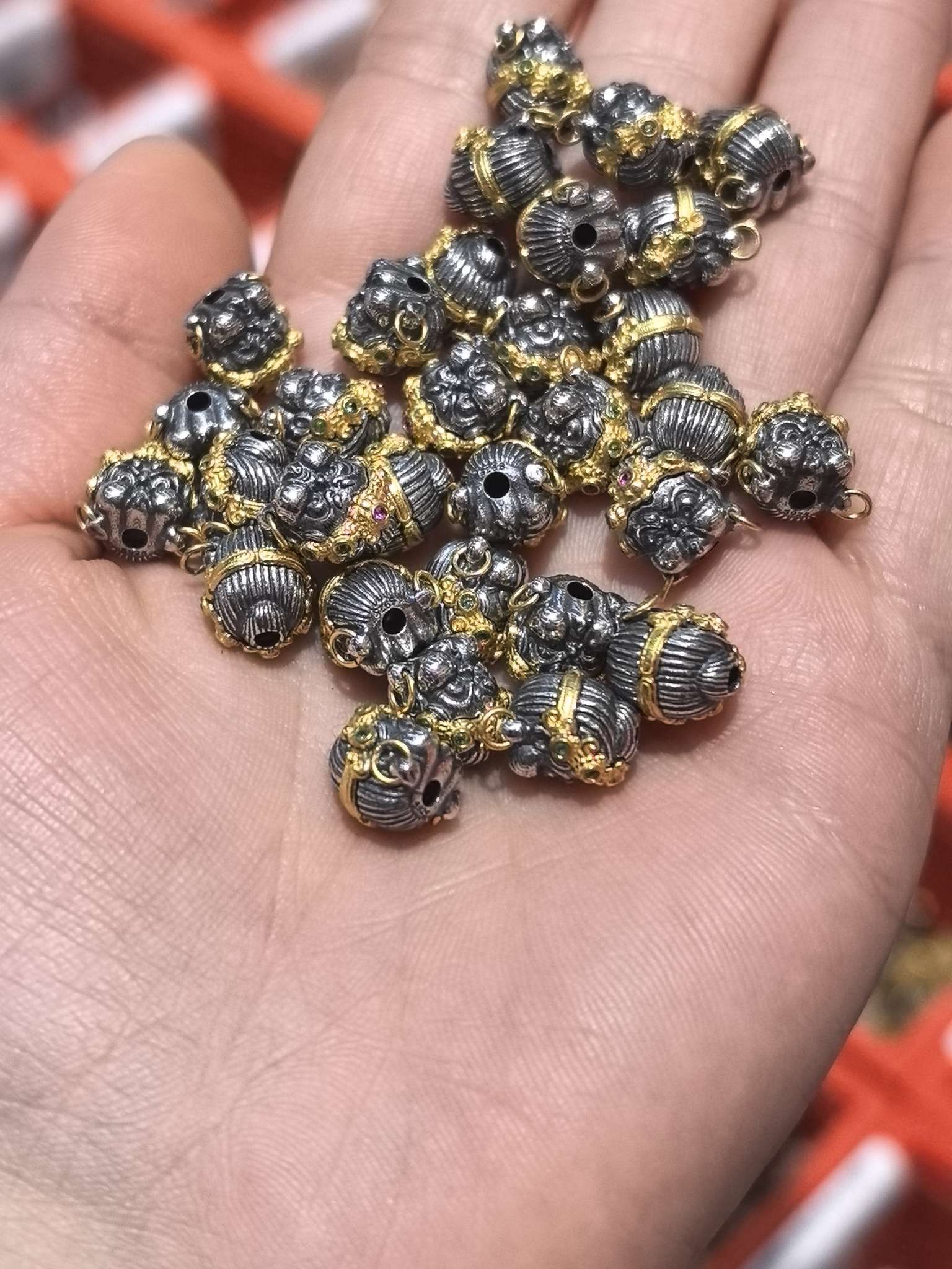 s925 Old Silver dual-color yellow Wealth God Separator Bead with p3829 Application Scenario