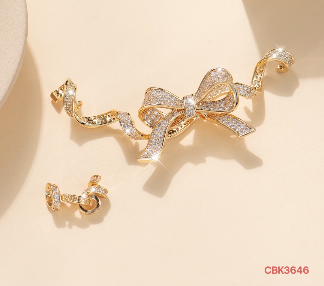 众兴饰品配件18k铜镀真金项链配件，韩系蝴蝶款珍珠与碎钻交织的温柔，蝴蝶结是藏在细节里的浪漫✨
珍珠链条女款拼接气质项链细节图