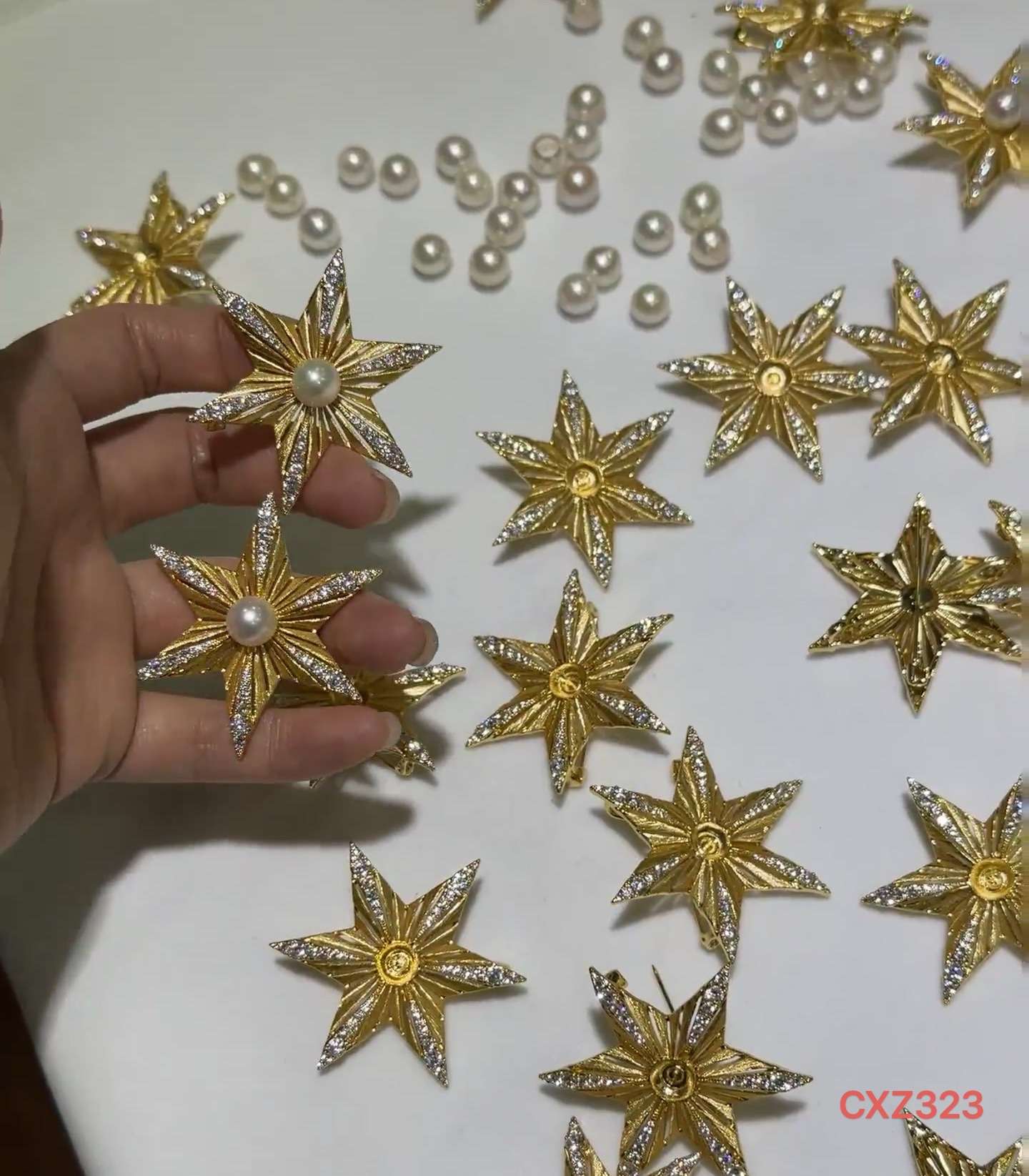 八角星芒与珍珠的碰撞✨
把细碎星光别在衣襟，戴在耳畔
复古鎏金纹理里藏着温柔光泽
是日常里的精致仪式感
也是不费力的优雅详情图4