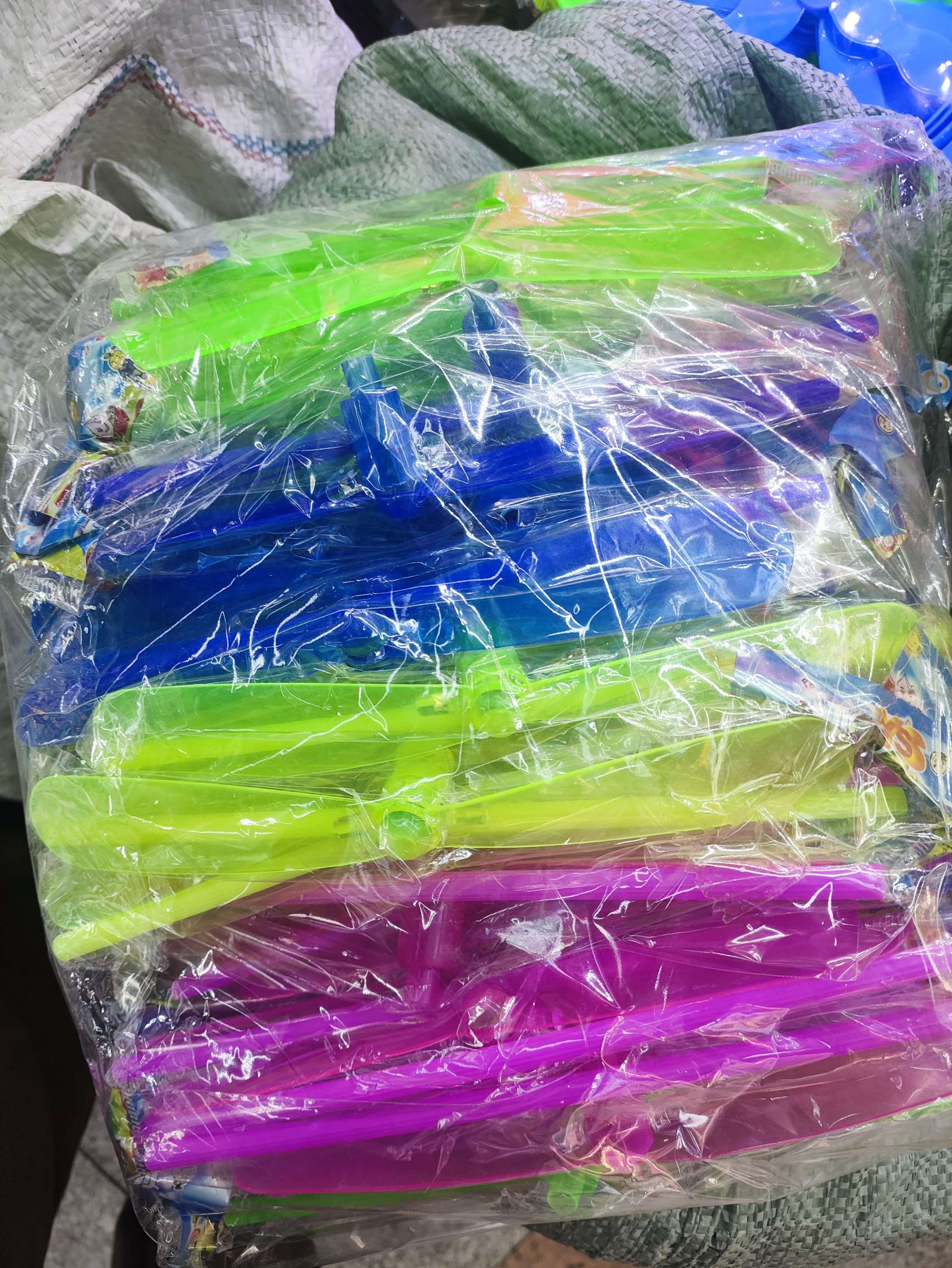 这是一款，户外运动大、小竹蜻蜓，一直以来小朋友们都特别喜欢的玩具，款式多多，欢迎选购白底实物图
