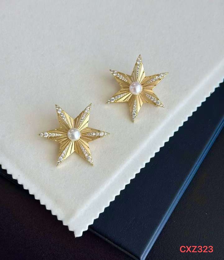 八角星芒与珍珠的碰撞✨
把细碎星光别在衣襟，戴在耳畔
复古鎏金纹理里藏着温柔光泽
是日常里的精致仪式感
也是不费力的优雅白底实物图