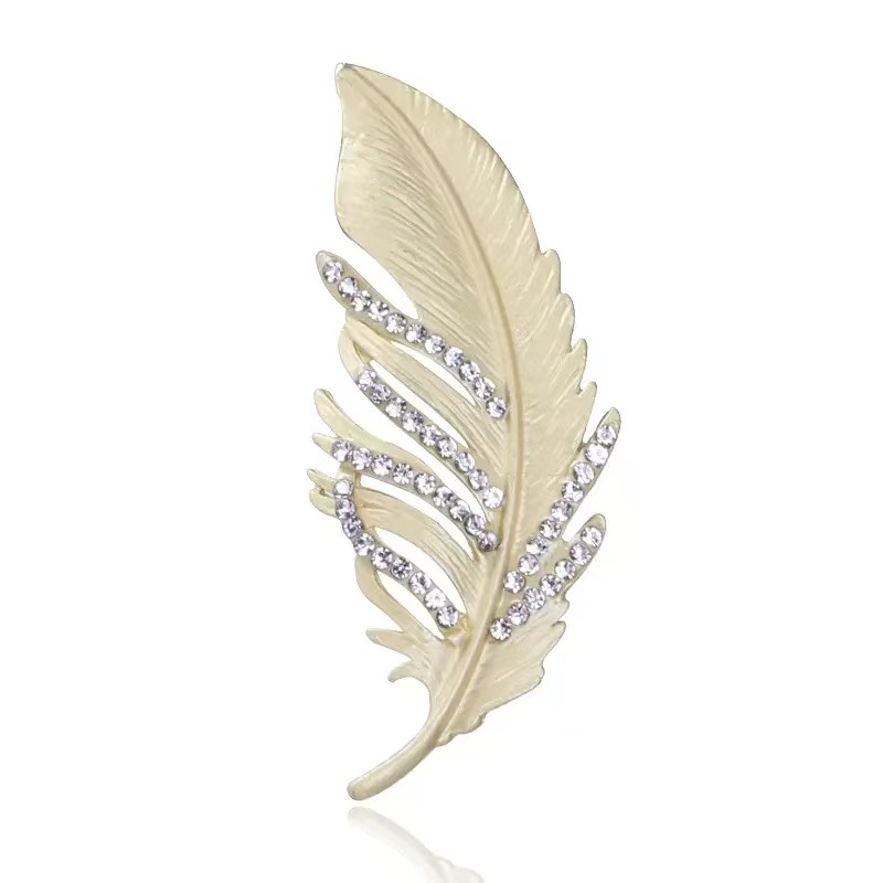 Korean style, fashionable and elegant, diamond-encrusted feather matte gold brooch, women's simple style, brooch, personalized collar badge accessory