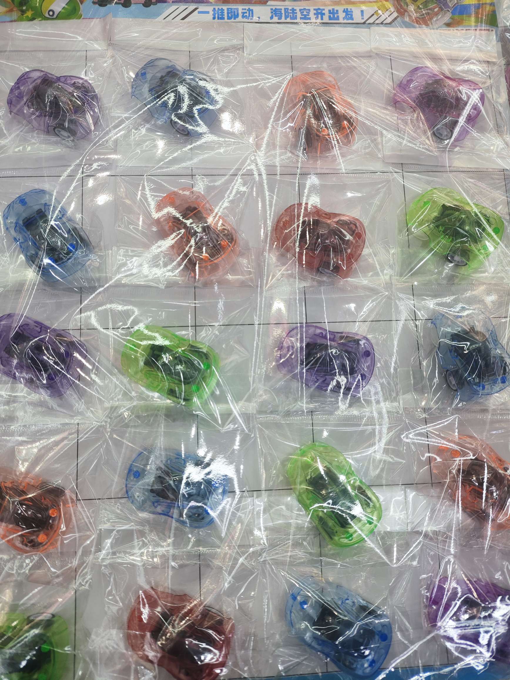 这是一款回力小汽车和小飞机，带有动力的产品，是小朋友们的最爱白底实物图