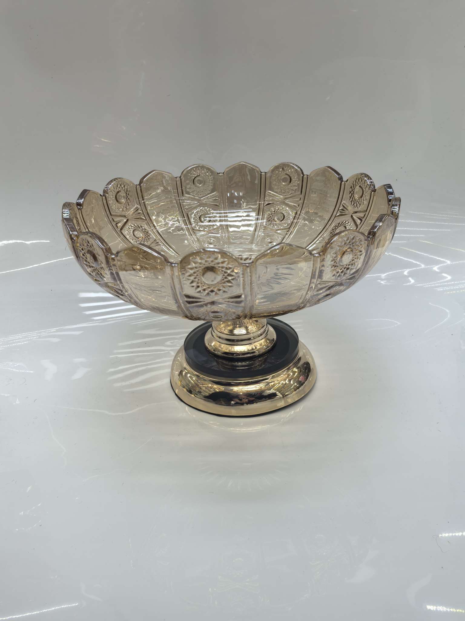 玻璃工艺品带底座的果盘，玻璃果盘是一种兼具实用功能与装饰美感的家居用品，广泛用于盛放水果、零食或点心等产品图