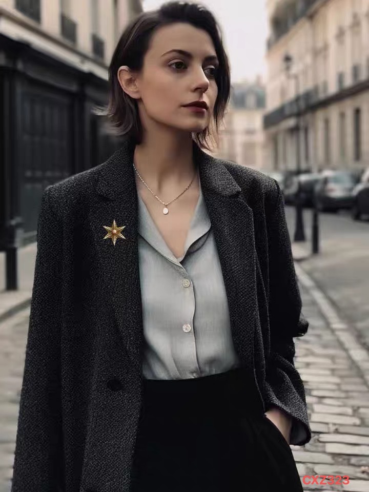 八角星芒与珍珠的碰撞✨
把细碎星光别在衣襟，戴在耳畔
复古鎏金纹理里藏着温柔光泽
是日常里的精致仪式感
也是不费力的优雅产品图