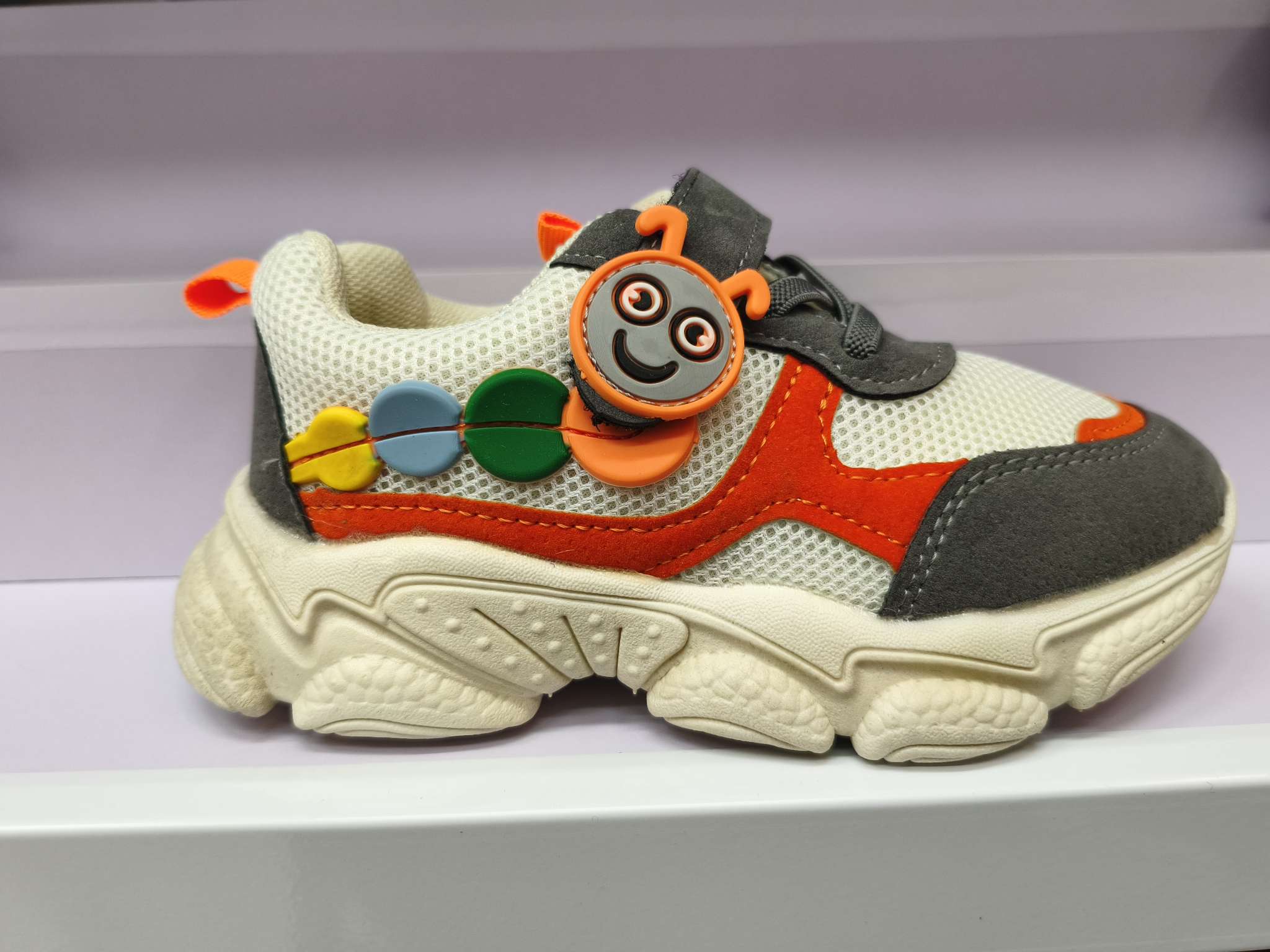 Children's sports shoes, made of breathable mesh fabric, balance breathability and wrapping, thick soles for anti-slip, easy to put on and take off, decorated with cartoon characters, overall style lively and childlike