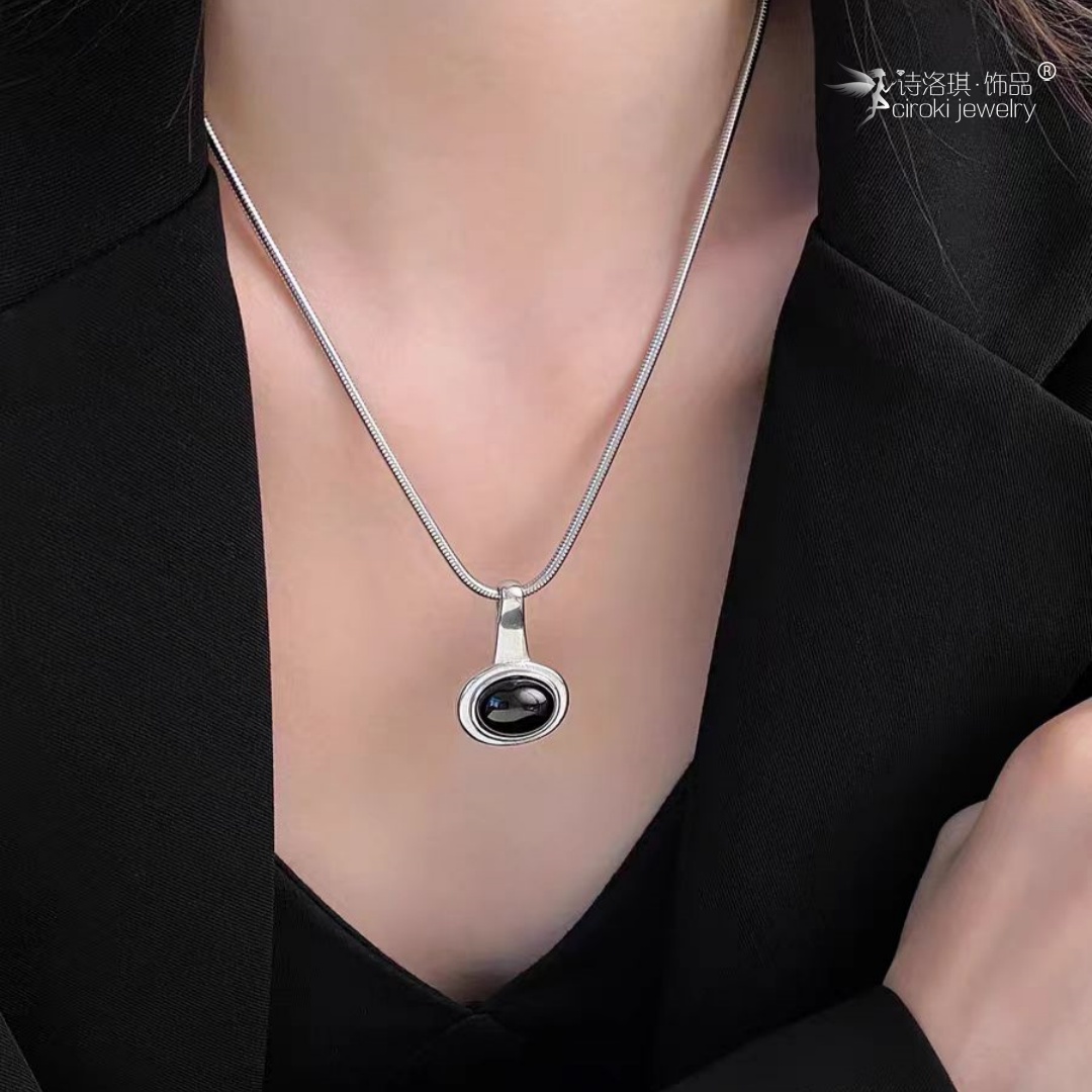 诗洛琪饰品冷淡风简约吊坠项链女爆款黑玛瑙毛衣链高级感轻奢小众锁骨链