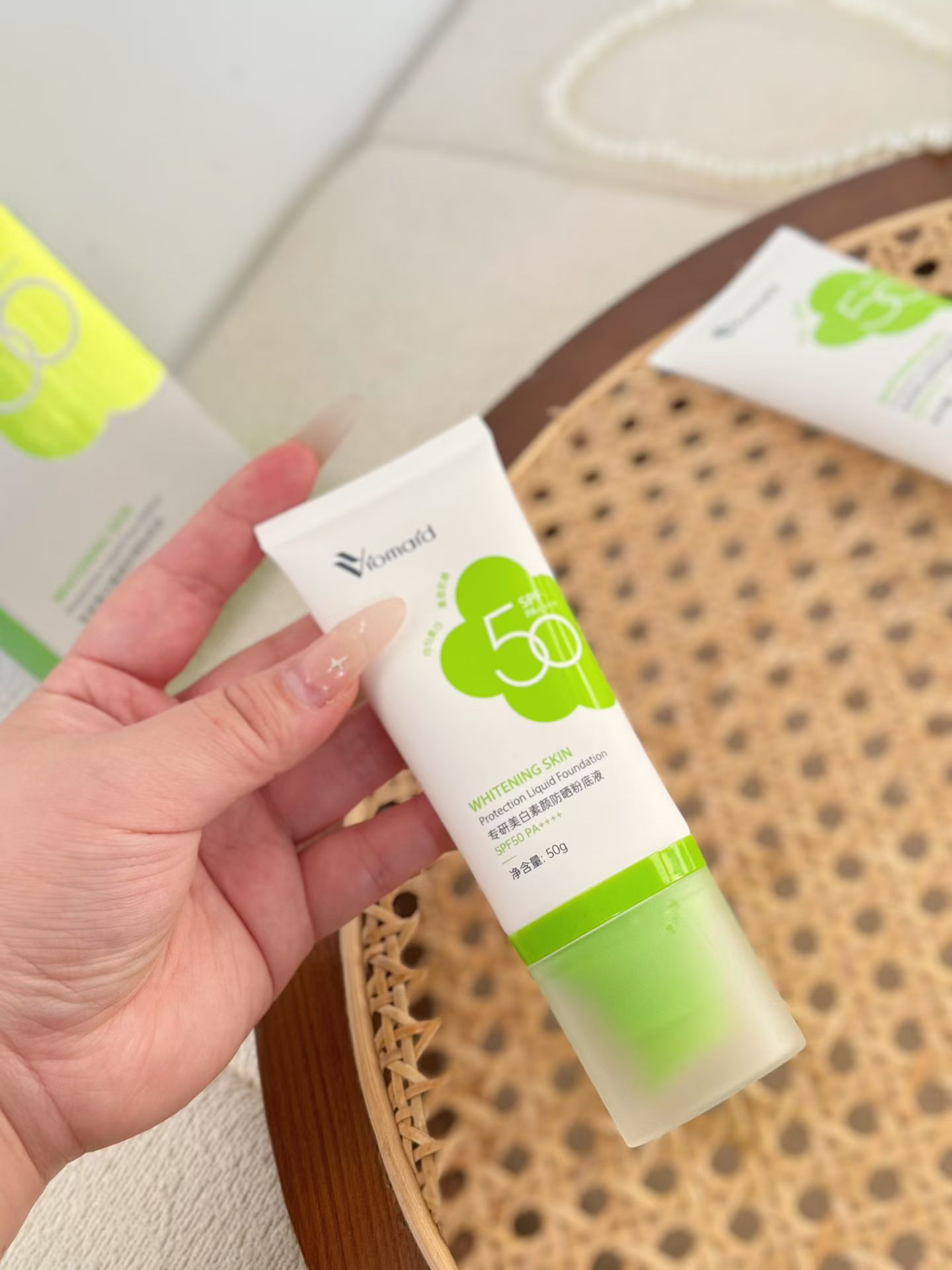紫云妃专研美白素颜防晒粉底液SPF50PA+++产品图