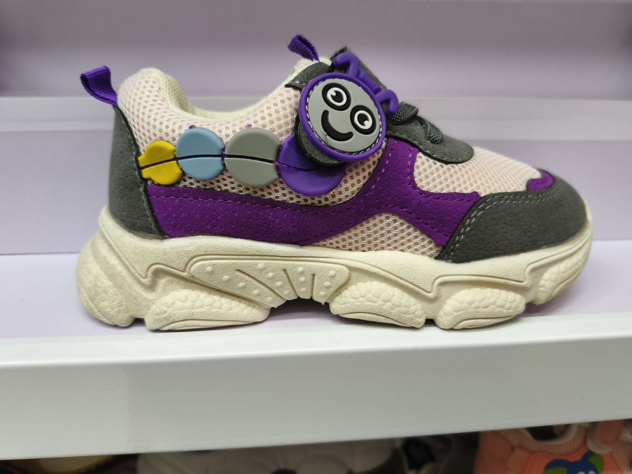 Children's sports shoes, made of breathable mesh fabric, balance breathability and wrapping, thick soles for anti-slip, easy to put on and take off, decorated with cartoon characters, overall style lively and childlike detail image 2