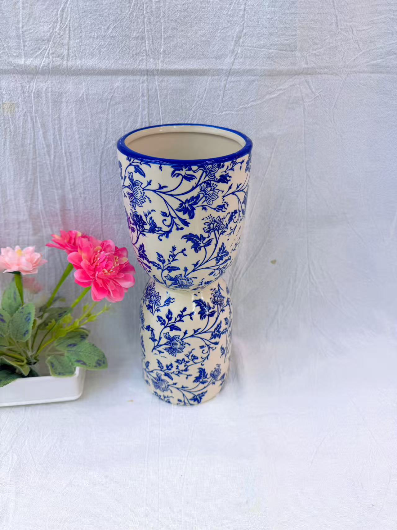 Chinese blue and white porcelain vase with coiled branch pattern, double-section design, hand-painted craftsmanship, exquisite decorative vase Specification image