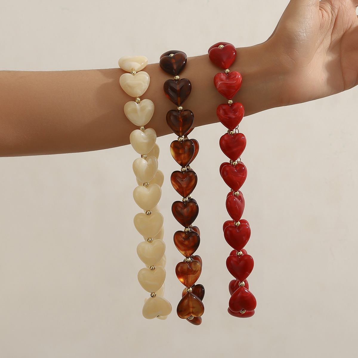 树脂爱心项链女款简约时尚轻奢小众饰品韩版设计感欧美风夸张甜美爱心，彩色多巴胺气质项链细节图