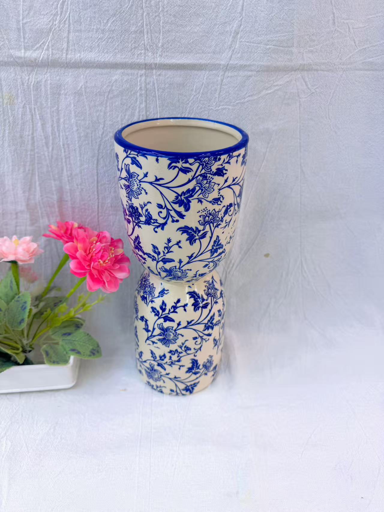 Chinese blue and white porcelain vase with coiled branch pattern, double-section design, hand-painted craftsmanship, exquisite decorative vase details Picture