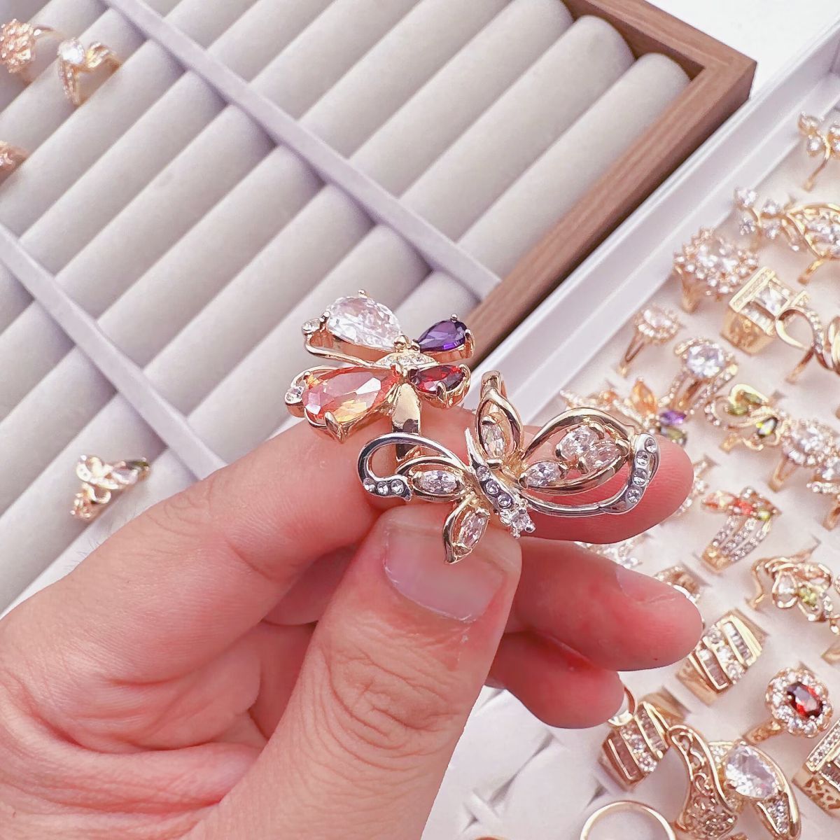 铜微镶锆石戒指时尚百搭，蝴蝶