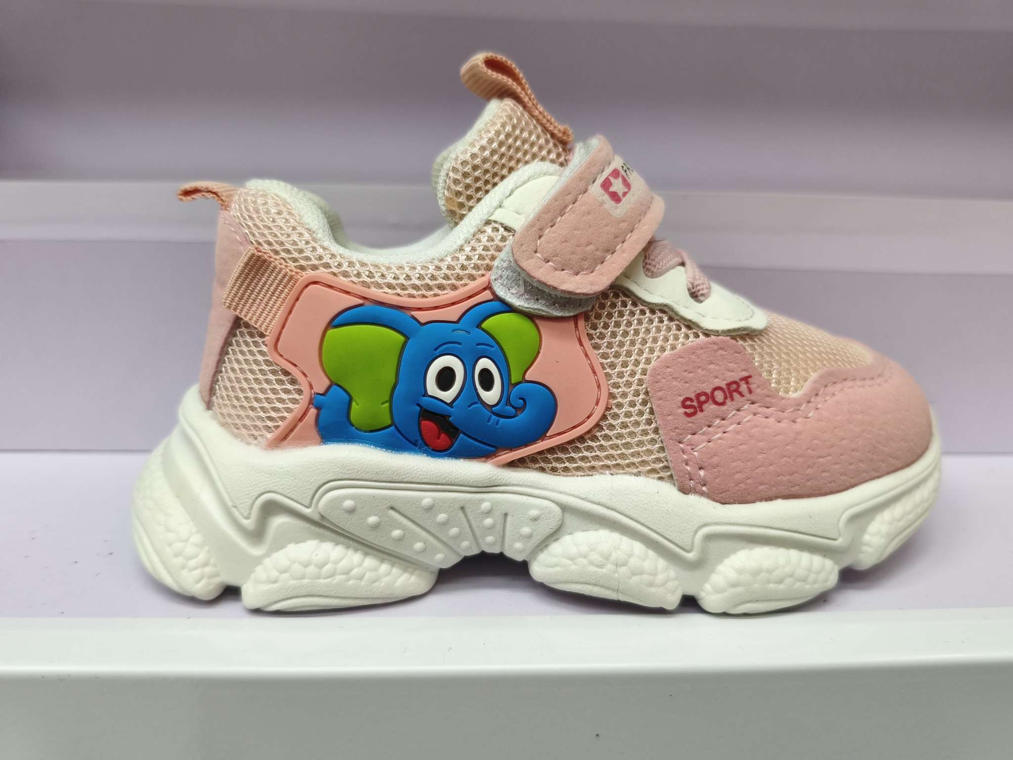 Children's sports shoes, made of breathable mesh fabric, balance breathability and wrapping, thick soles for anti-slip, easy to put on and take off, decorated with cartoon characters, overall style lively and childlike Specification image