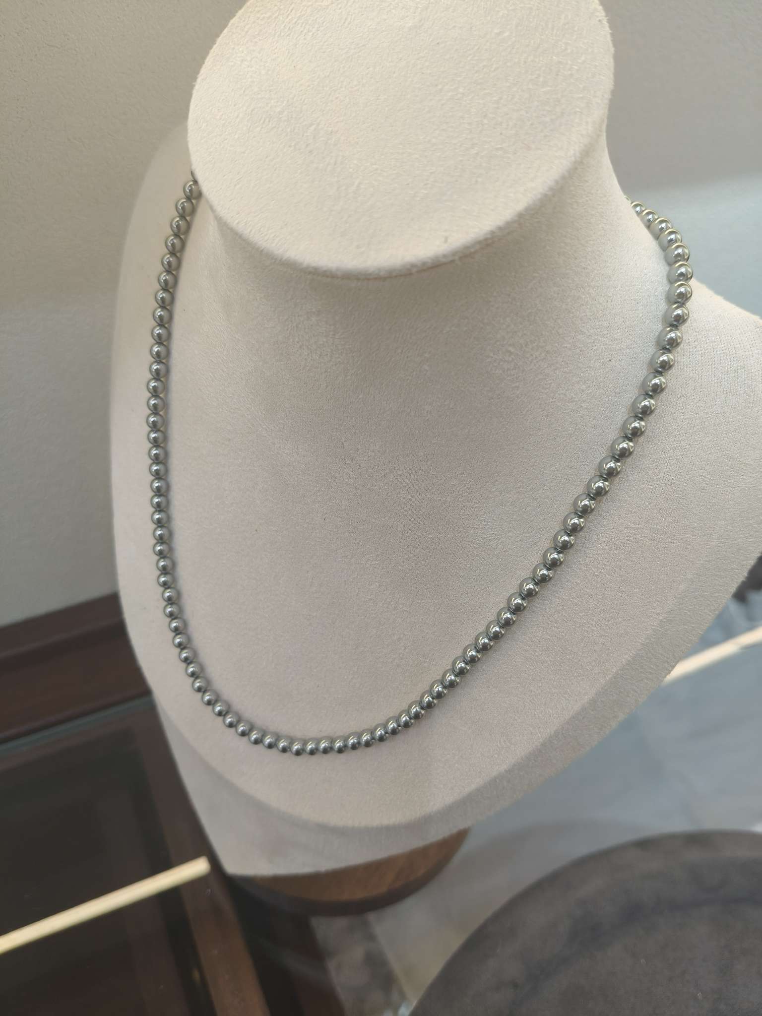 4mm深灰色施家珍珠项链女 轻奢小众高级感锁骨链 百搭颈链饰品细节图