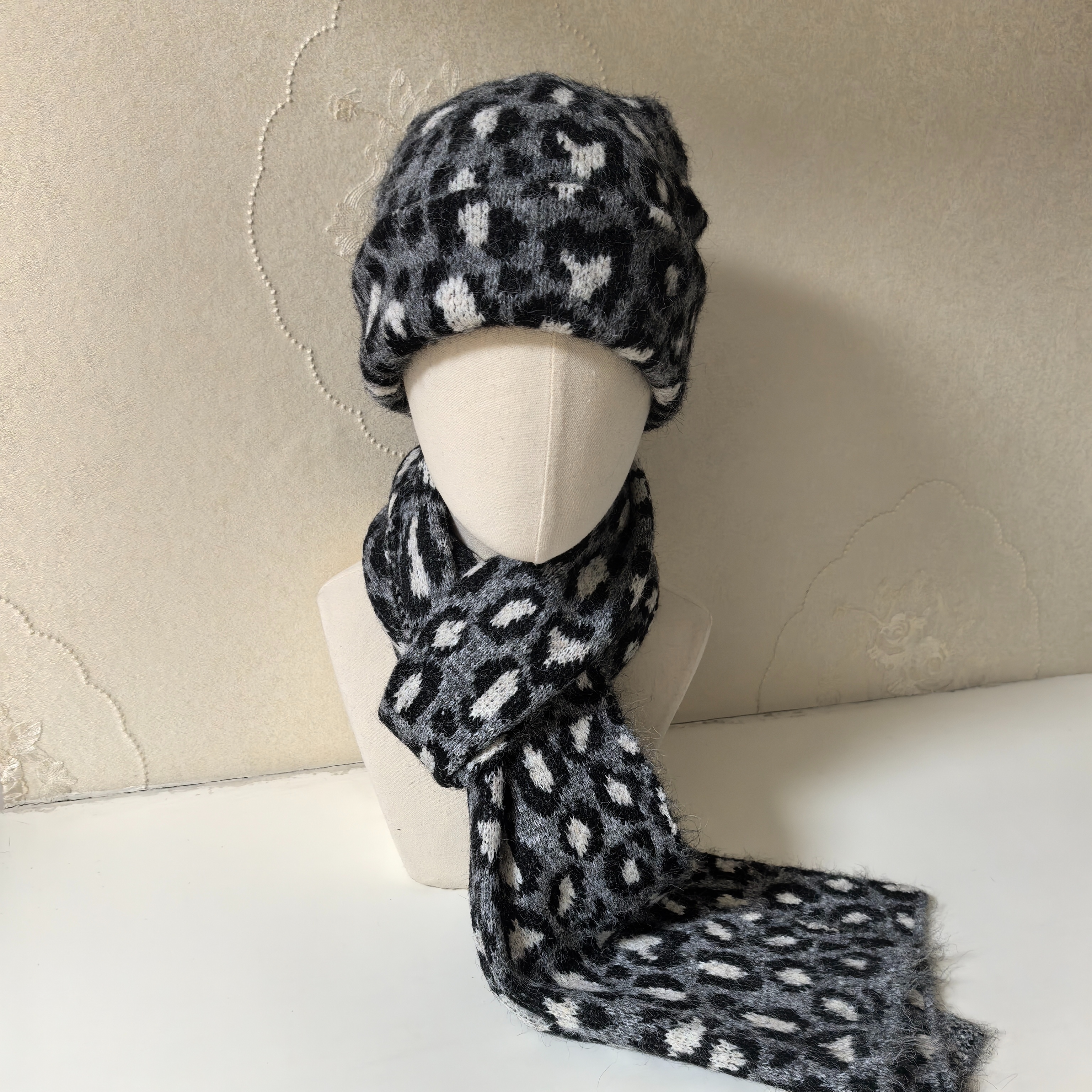 Otoño-invierno mujer leopardo sombrero bufanda dos piezas pareja set Application Scenario