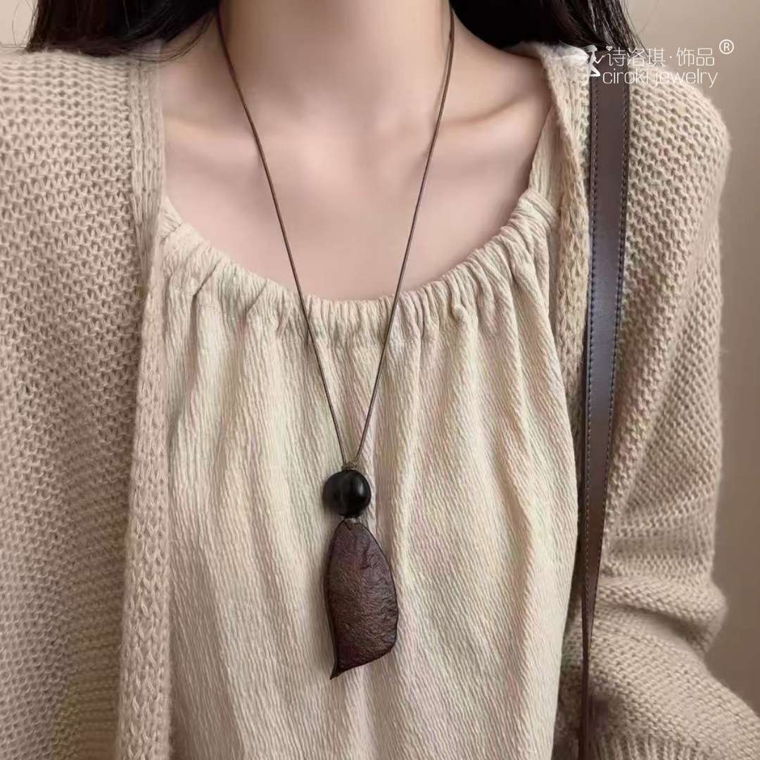 Shiluoqi jewelry brown wooden rice cracker pendant necklace for women, new Chinese retro Zen style lanyard sweater chain, long neck accessory