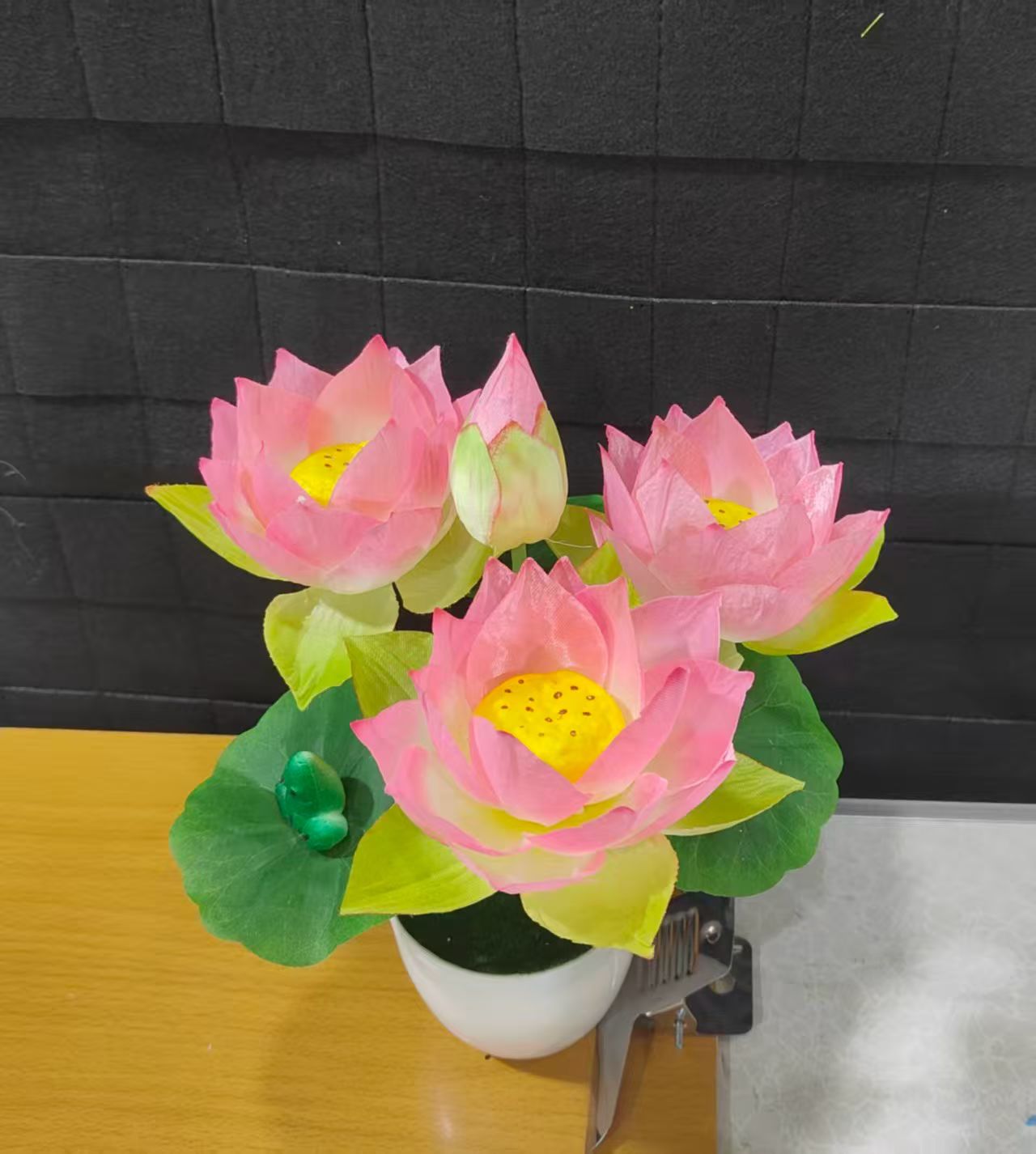 荷花仿真花装饰假花白底实物图