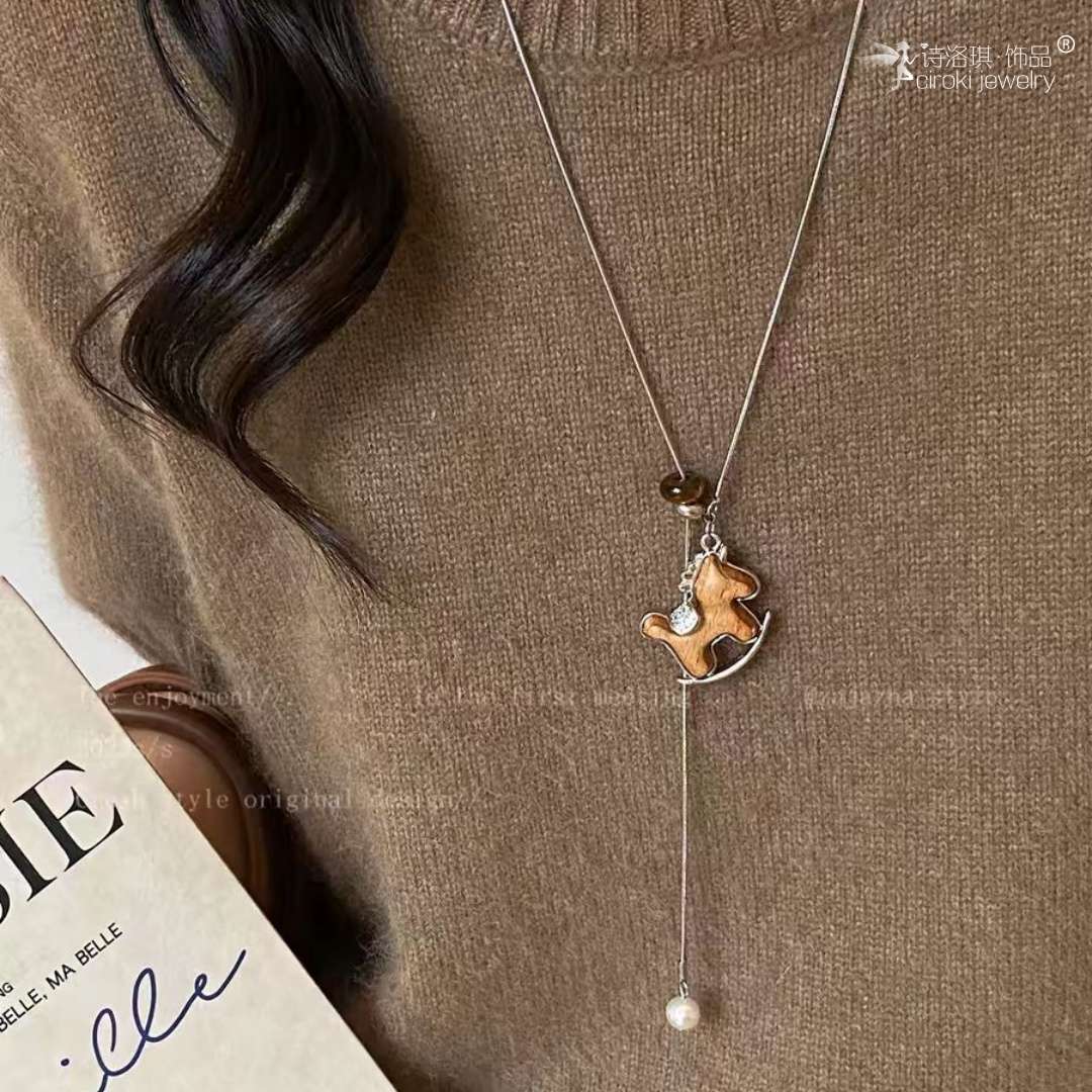 诗洛琪饰品木质小马项链女新款轻奢高级感长款吊坠毛衣链小众设计感配饰