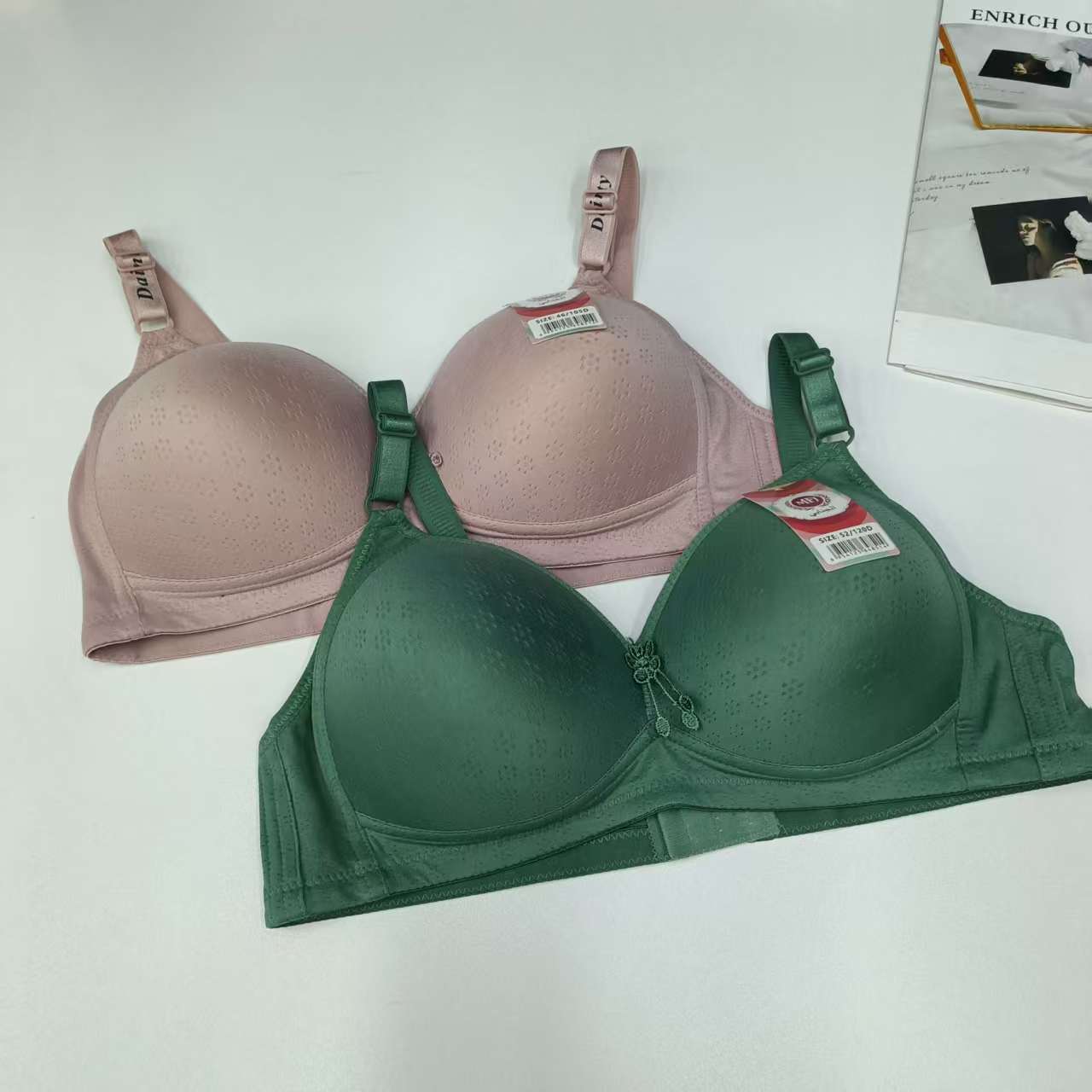 FCM-503# Women's bra for export to the Middle East and Africa. Solid color embroidered decoration bra. Women's large-sized gathering breathable bra. No underwire. Sexy and romantic bra. QNI details Picture