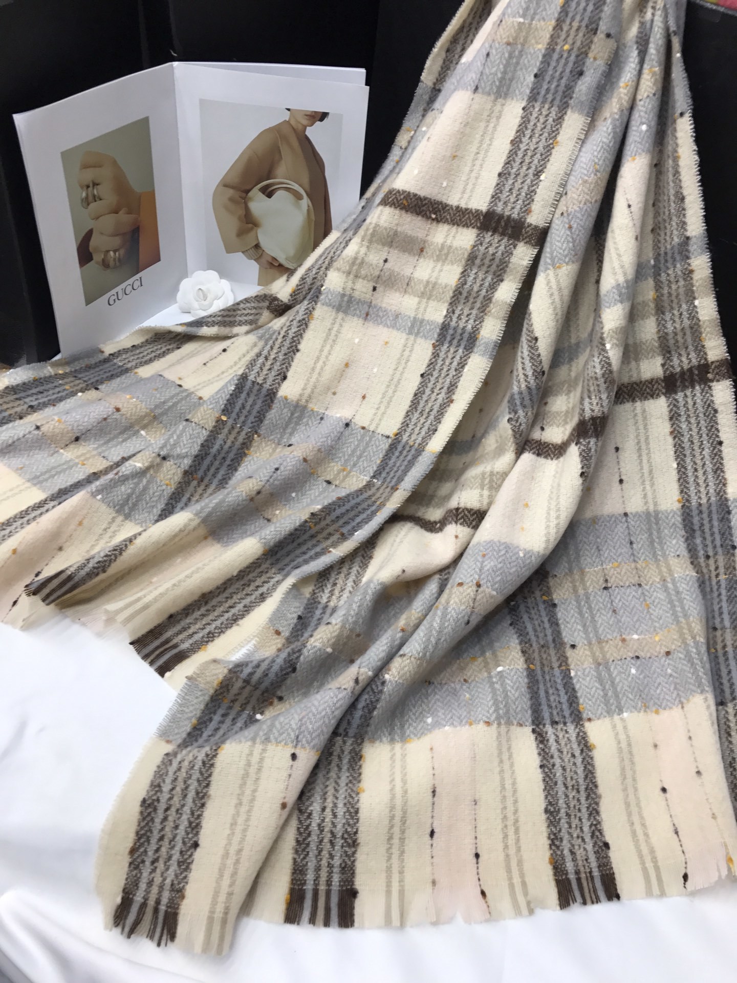 New cross-border order style scarves wholesale e-commerce live streaming supply chain small quantity in stock, dot yarn retro Application Scenario