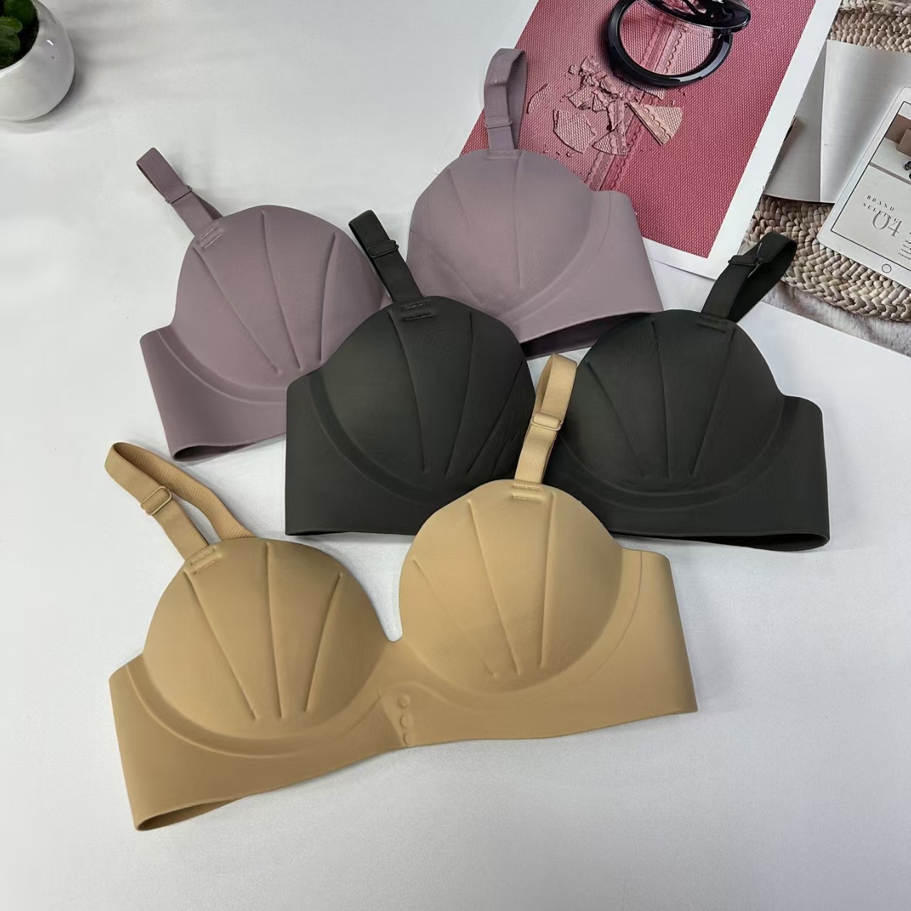 FCM-B9863# Women's bras are exported to the Middle East and Africa. Women's smooth shell palm cup seamless women's bras gather simple and breathable women's QNI Application Scenario
