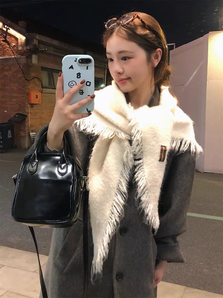New in-stock cross-border wholesale e-commerce live streaming alpaca dynamic triangular shawl supply chain supply Specification image