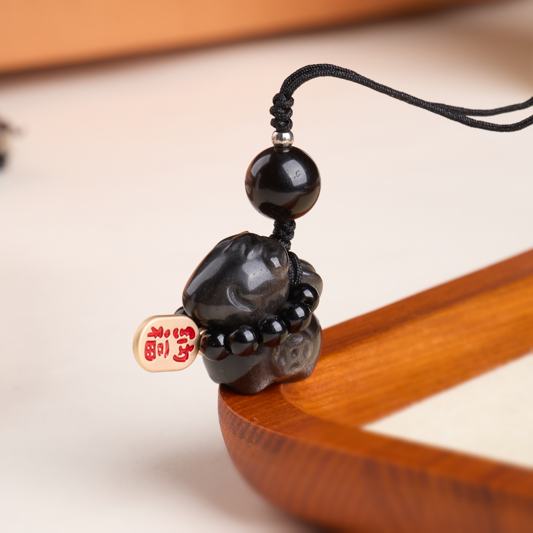 【 Ya Jin Pei Jewelry 】10MM Silver Obsidian Instant Wealth Mobile Phone Pendant Application Scenario