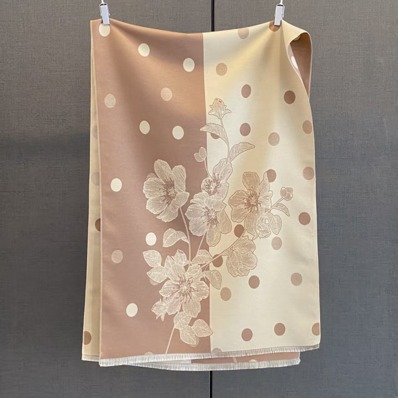 New cross-border wholesale e-commerce live-streaming high-speed jacquard series polka dot flower supply chain supply Specification image