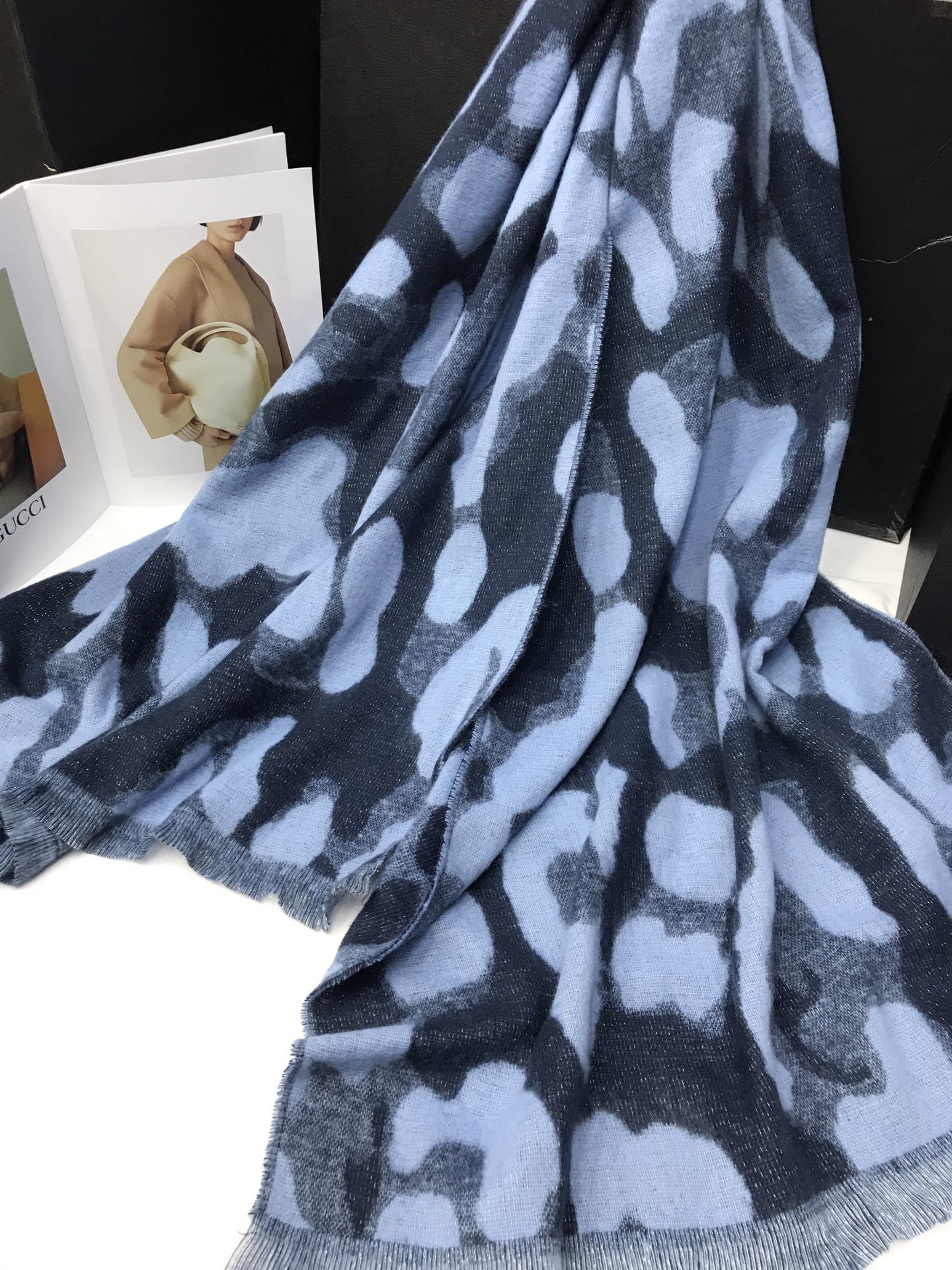 New order style cross-border scarf wholesale, e-commerce live streaming, small quantity in stock, bright silk jacquard leopard print supply chain details Picture