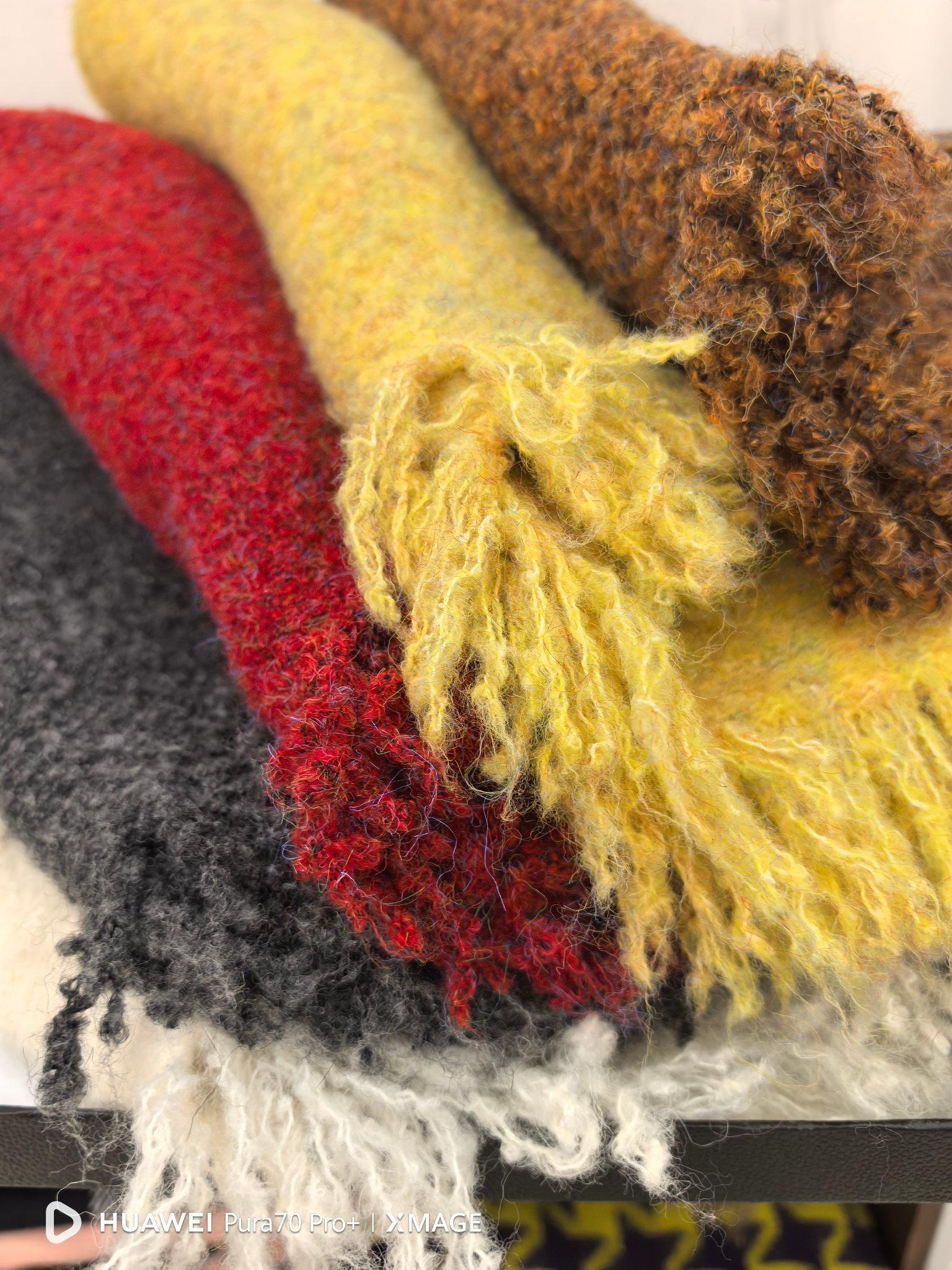 New in-stock cross-border wholesale e-commerce live streaming alpaca dynamic triangular shawl supply chain supply Application Scenario