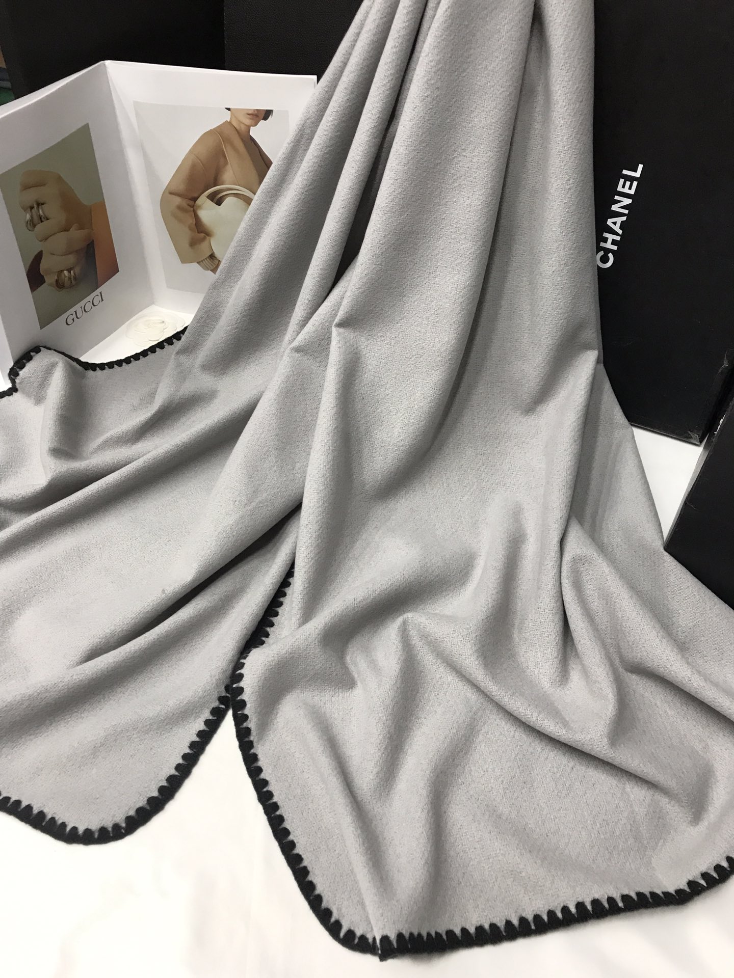 New order style cross-border scarf wholesale, e-commerce live streaming, small quantity in stock, shell edge, single color supply chain details Picture