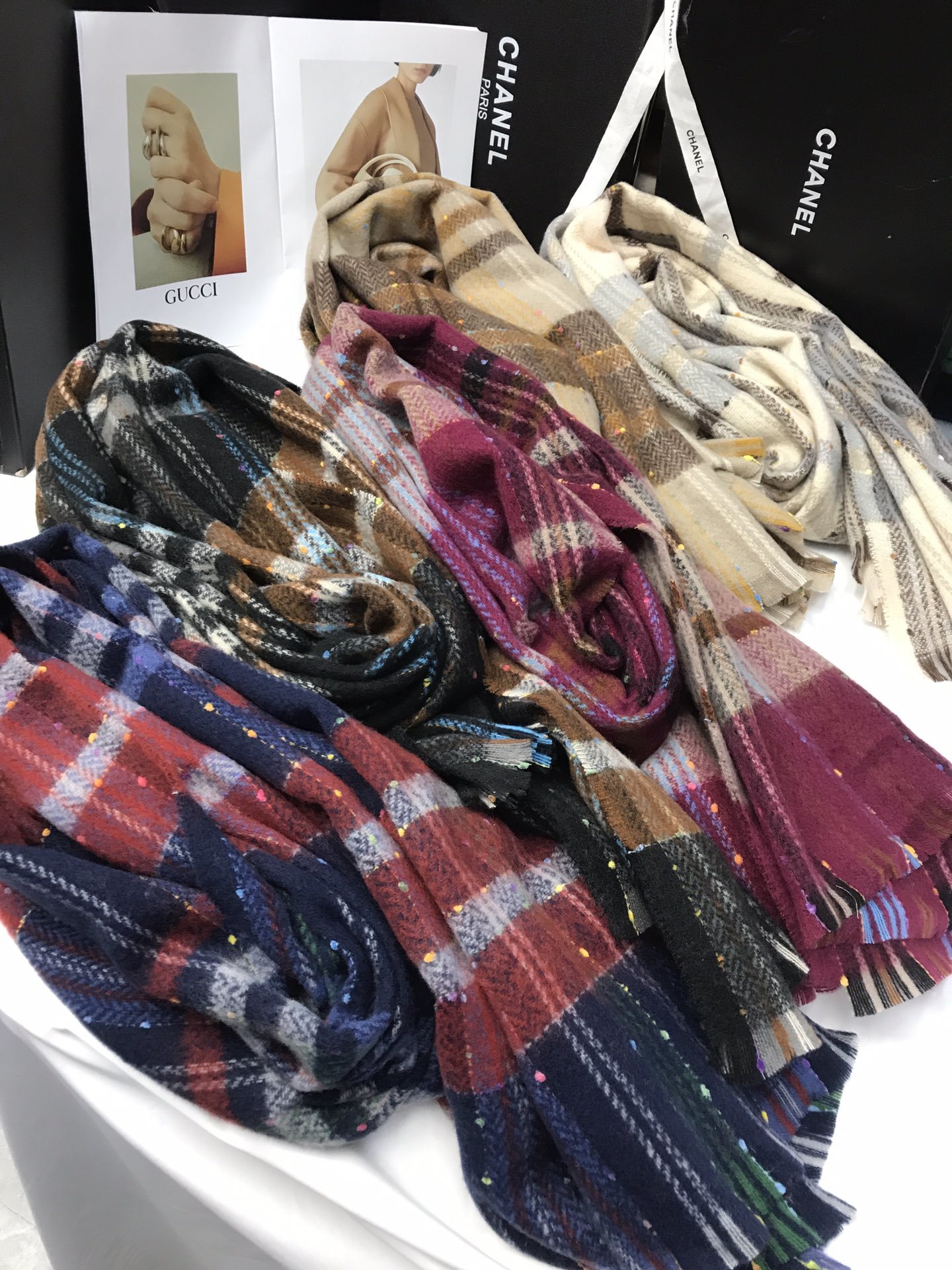 New cross-border order style scarves wholesale e-commerce live streaming supply chain small quantity in stock, dot yarn retro Item Picture