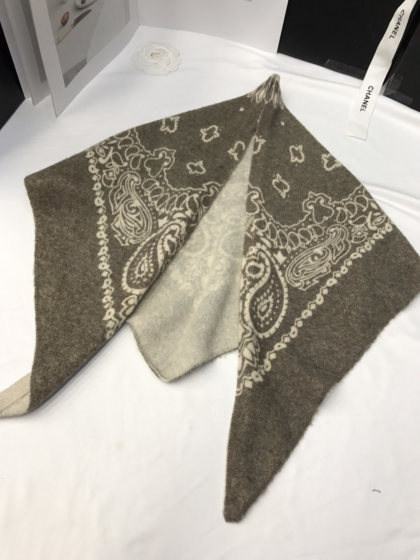 New cross-border scarf wholesale e-commerce live streaming wool knitted printed cashew flower wool triangular scarf supply chain